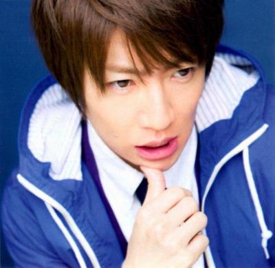 大拇指抵着下巴的堂本刚头像