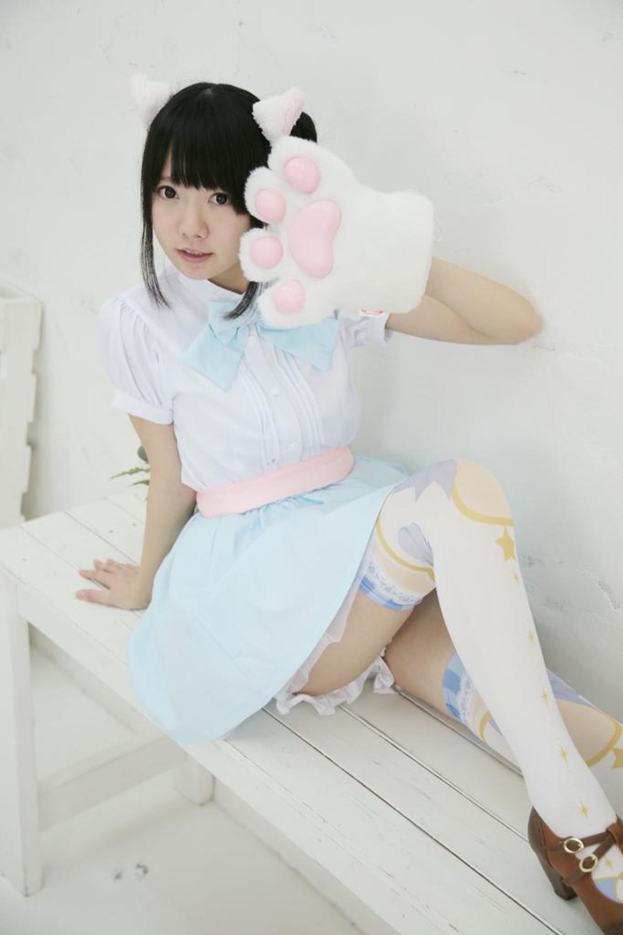 あっきん扮猫耳娘坐在长椅，抬起猫爪手套