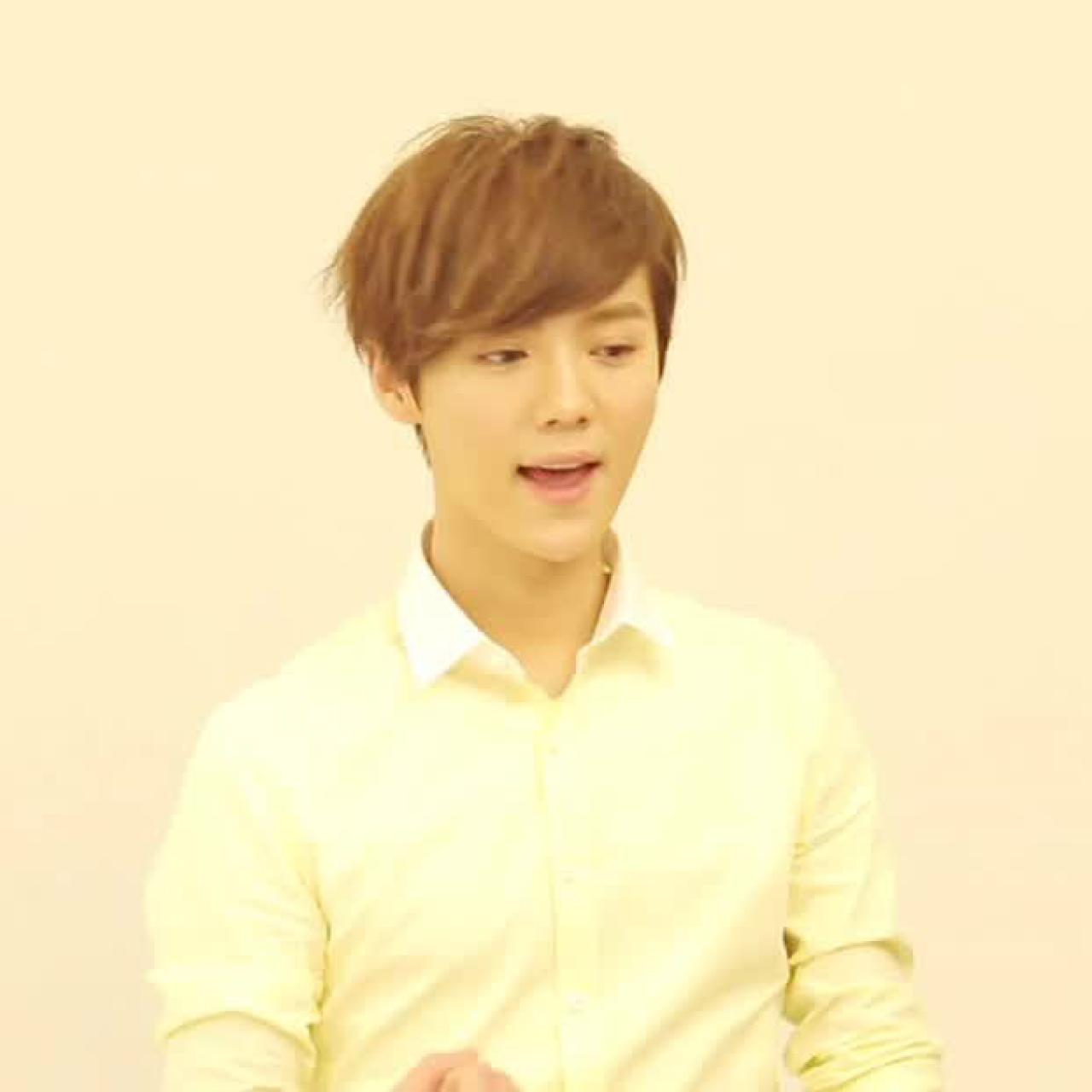 张嘴微笑的鹿晗头像