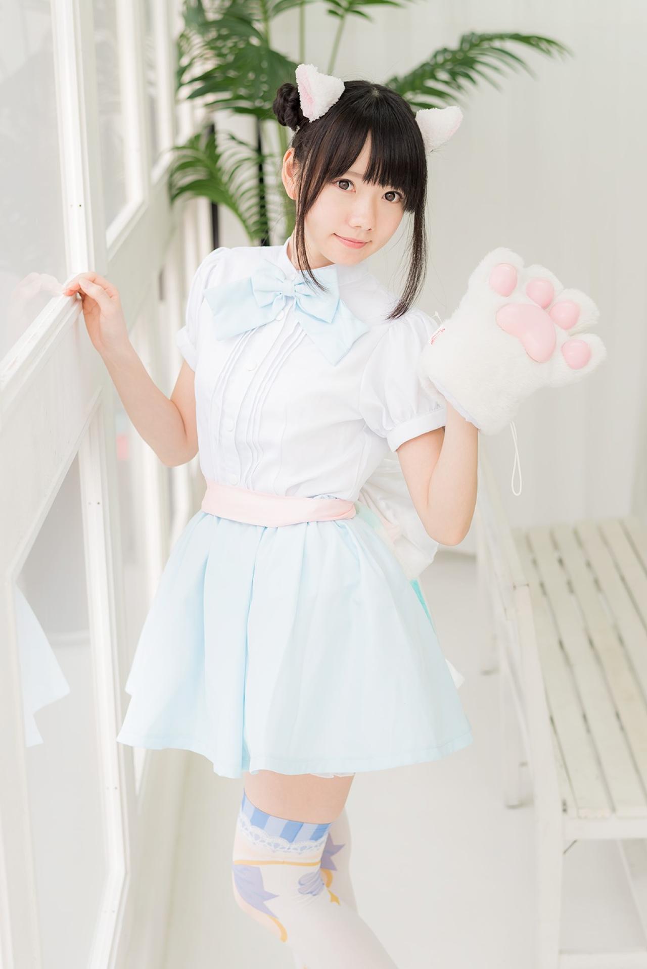 あっきん扮猫耳娘站在窗口举起猫爪手套