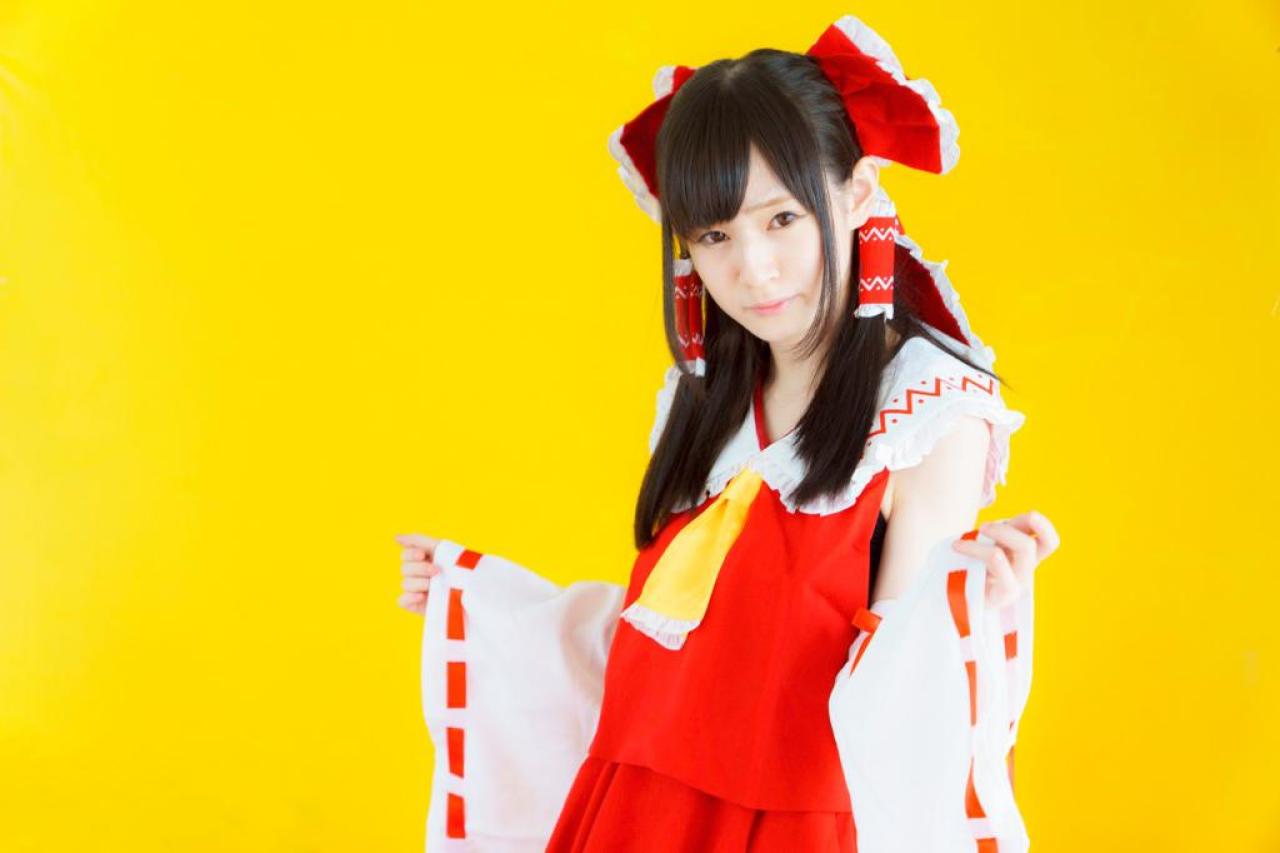 近衛りこ扮博丽灵梦在黄色背景墙前 上半身 横幅