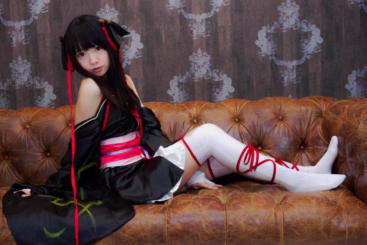 あっきん扮夜夜侧身坐在沙发上