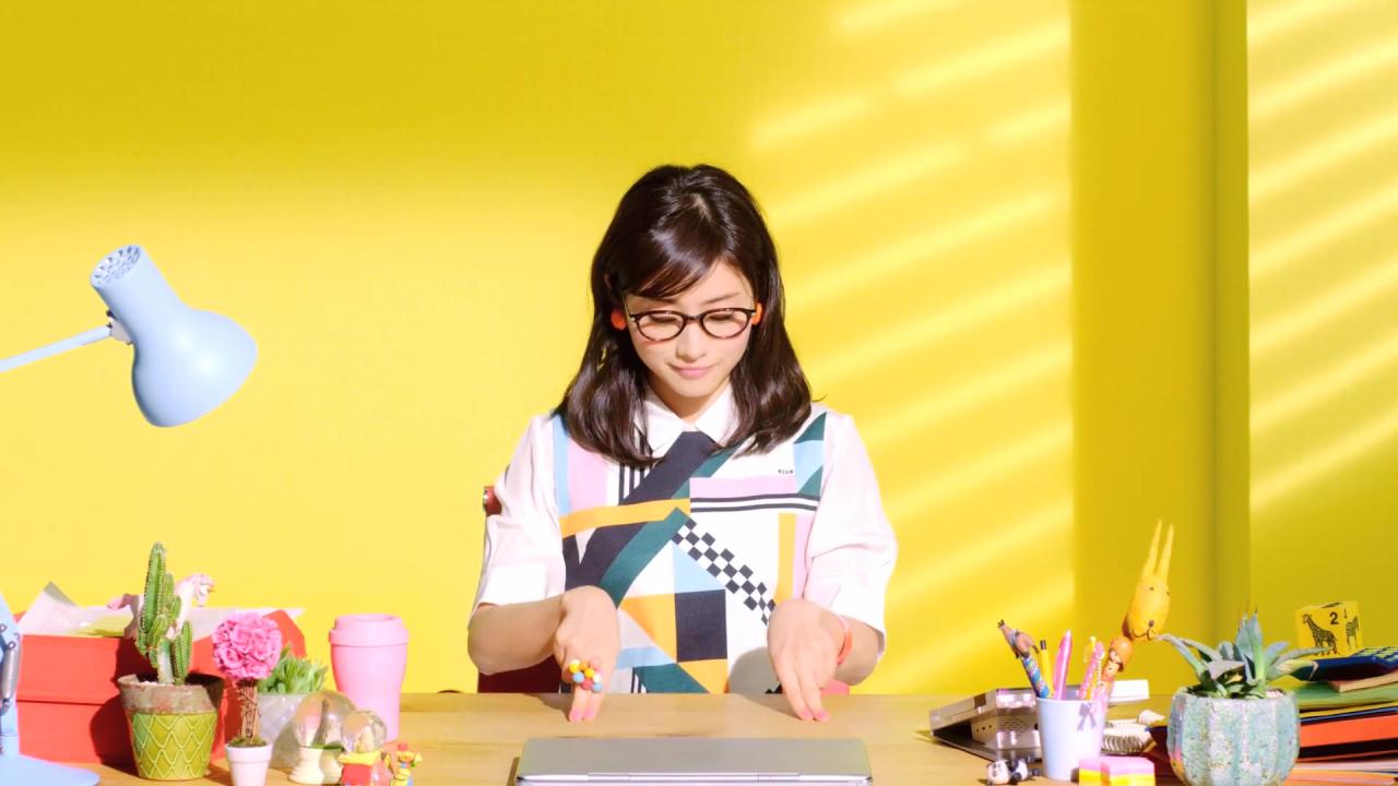 低着头食指和中指在课桌上走动的石原里美表情