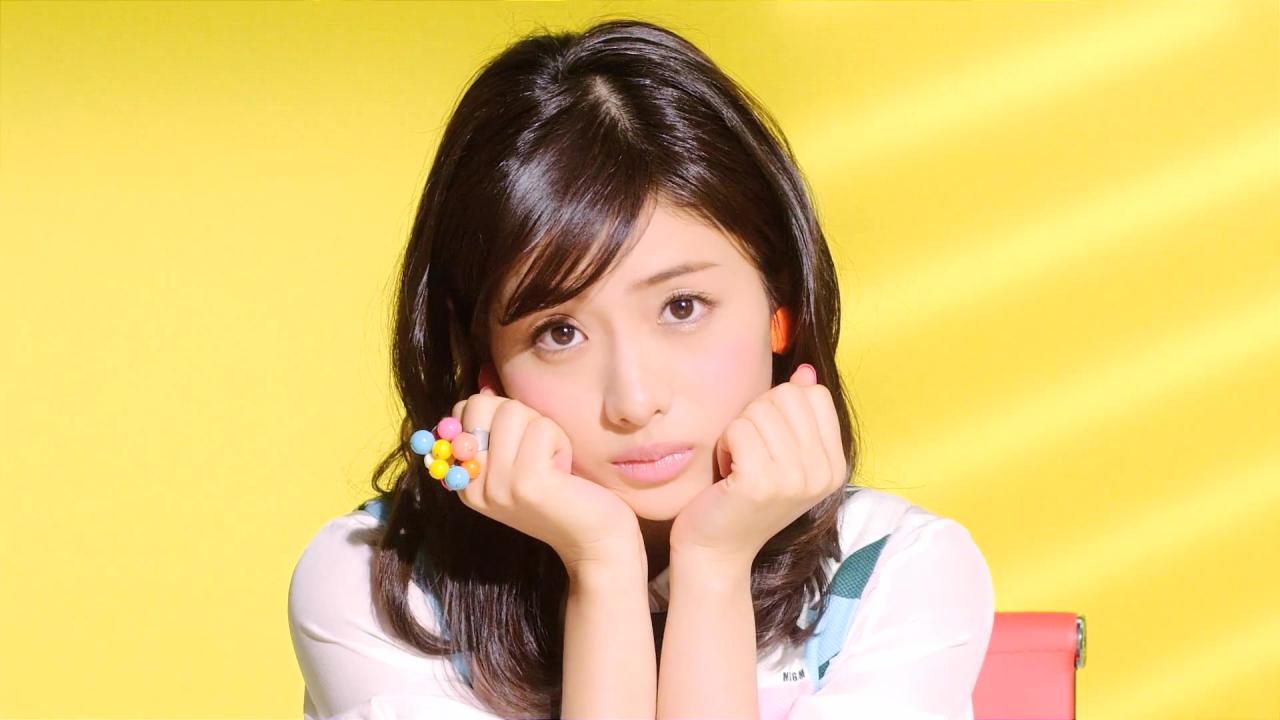 双手捧着脸的石原里美表情