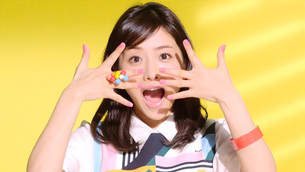 双手五指张开放在脸颊两侧，张大嘴巴吃惊的石原里美表情