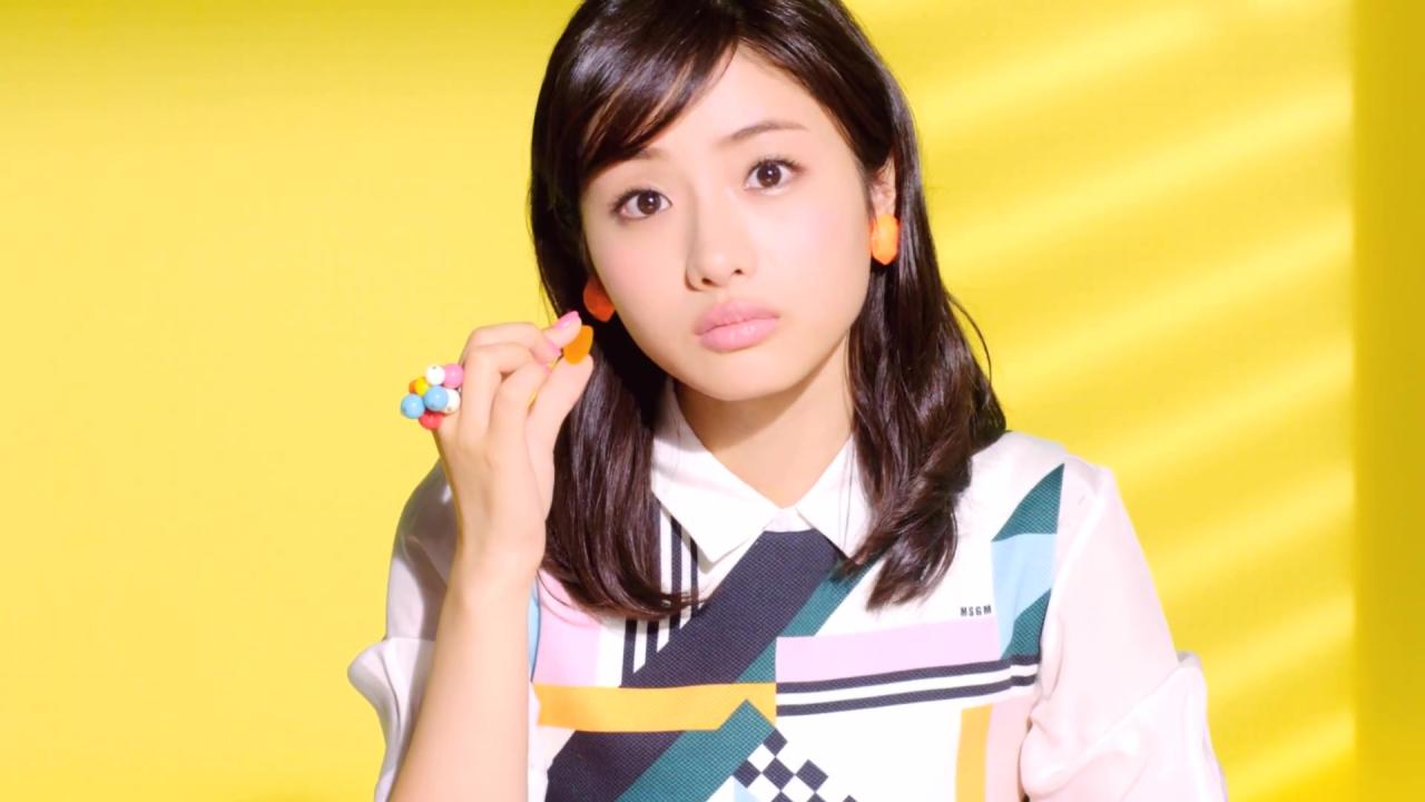 拿着甜橙味果汁软糖的石原里美表情：你要吃吗？