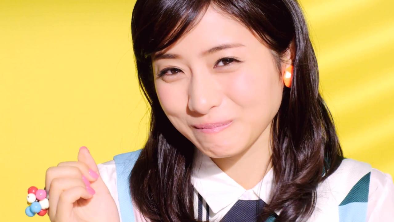 把甜橙味果汁软糖放进嘴里，忍住笑的石原里美表情