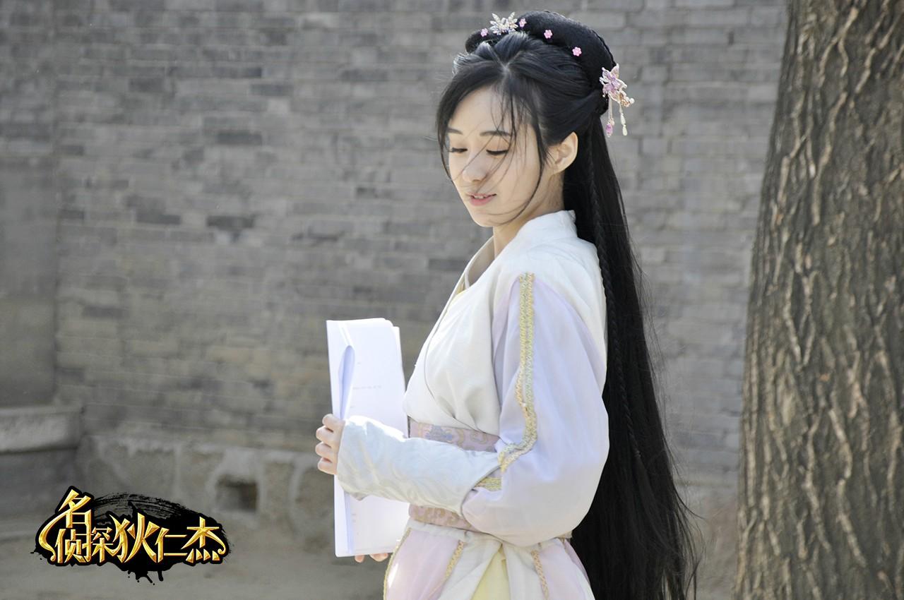 郑合惠子扮白洁侧身轻风抚面垂眉表情