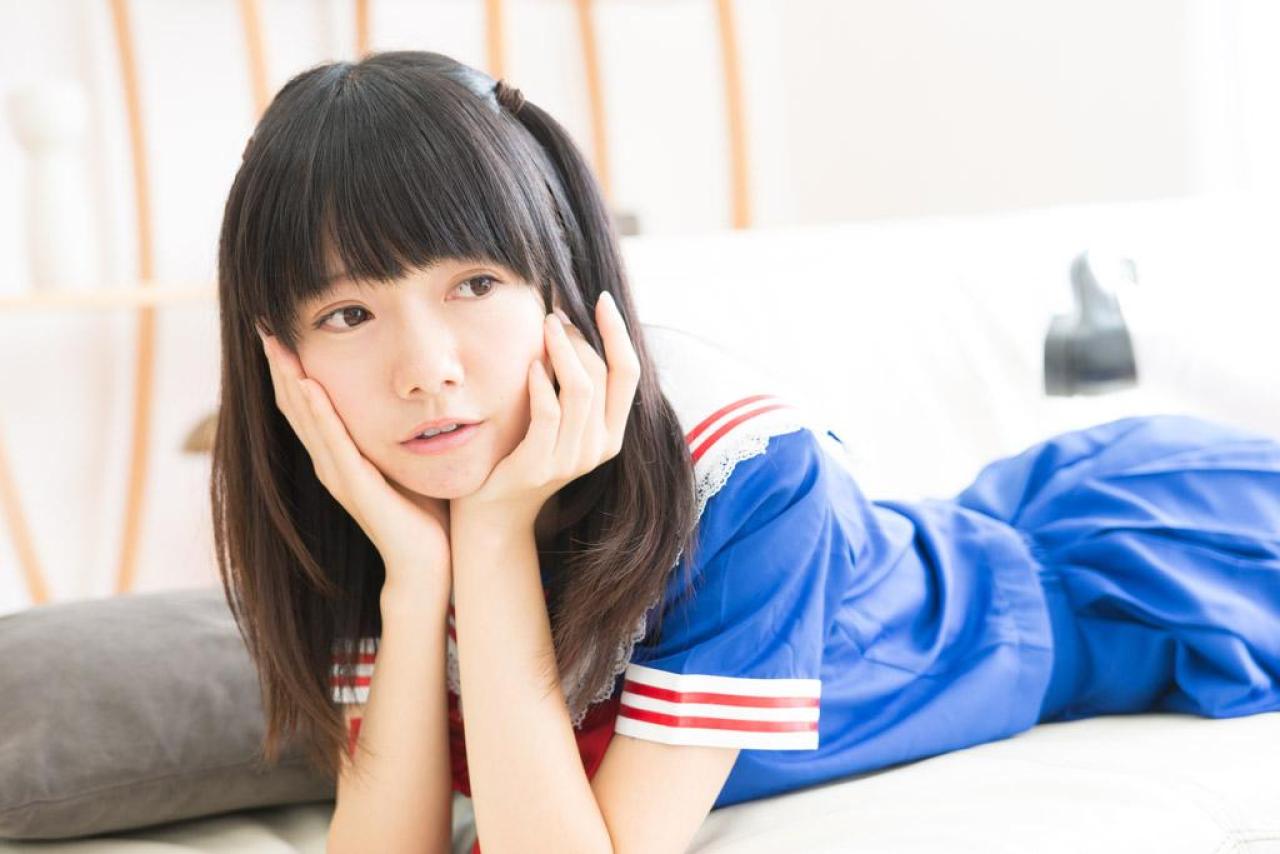 あっきん双手捧着脸撑在沙发上