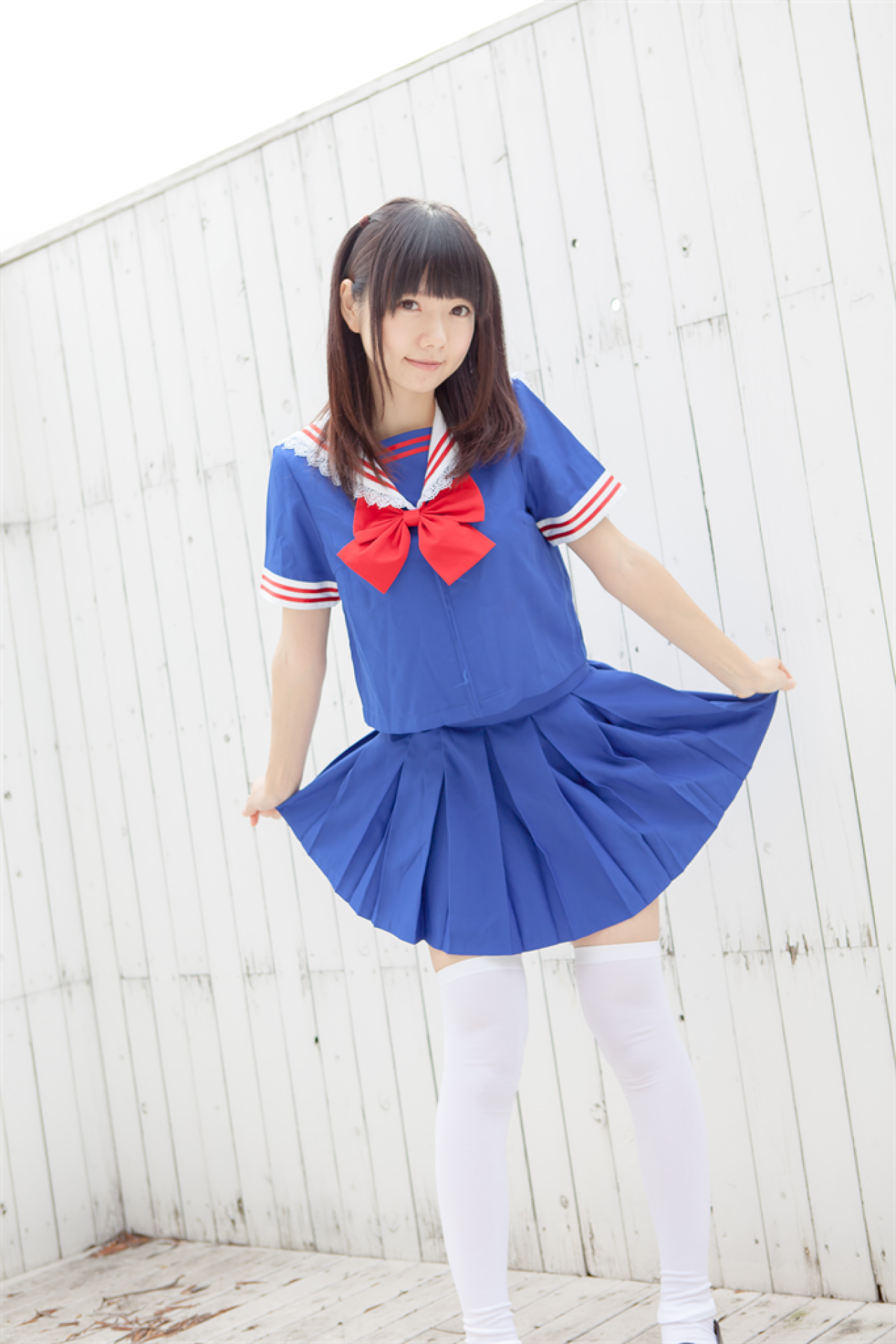 あっきん双手拎起裙摆