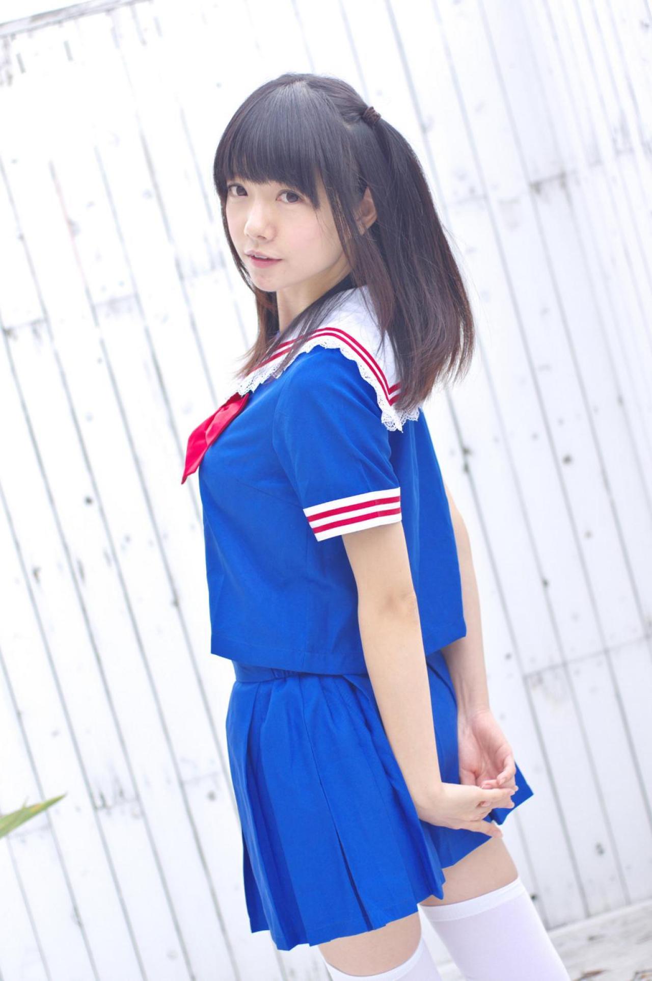 あっきん双手背后侧身站姿