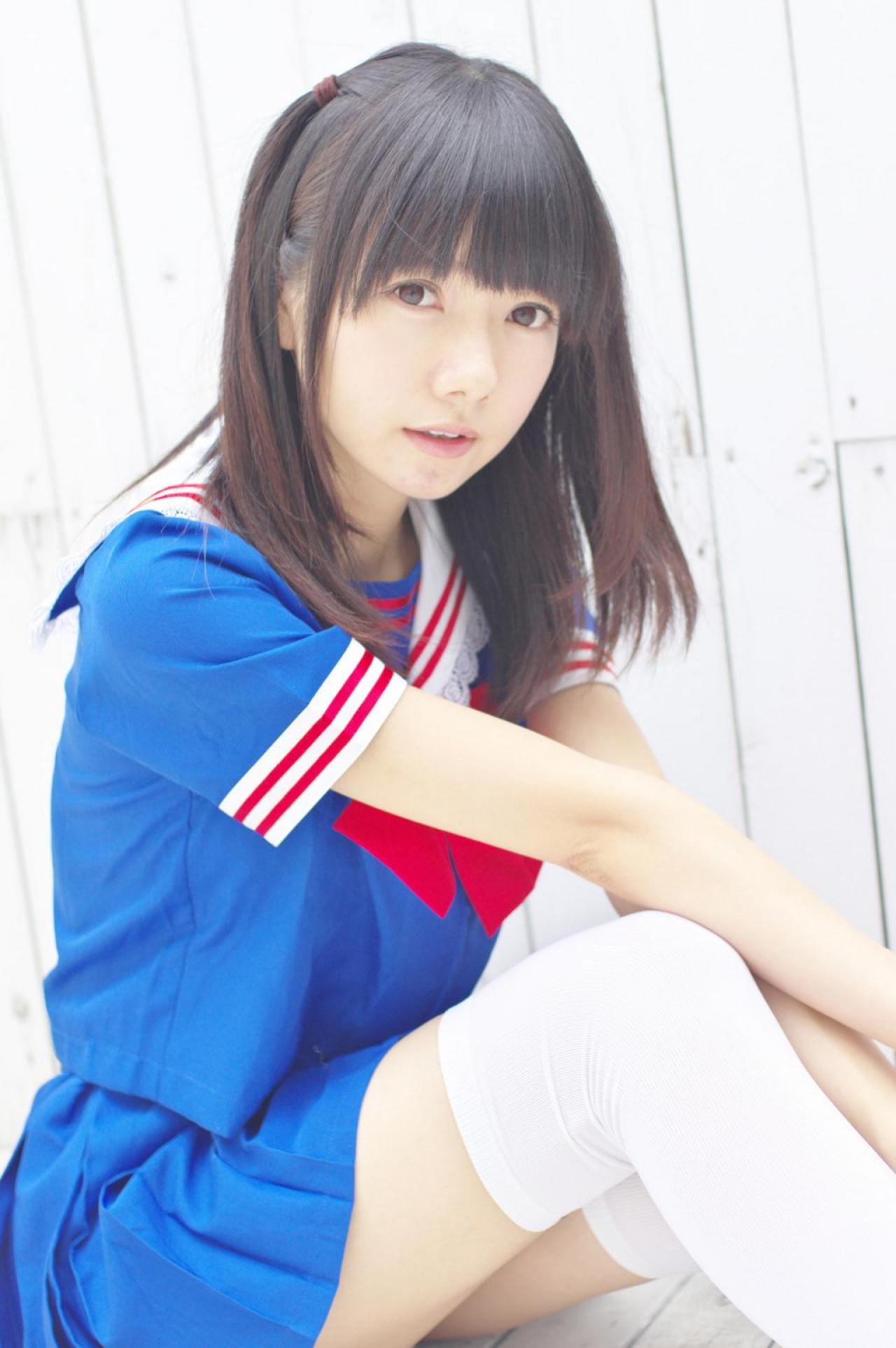 あっきん坐在地板上，双臂搭在膝盖上