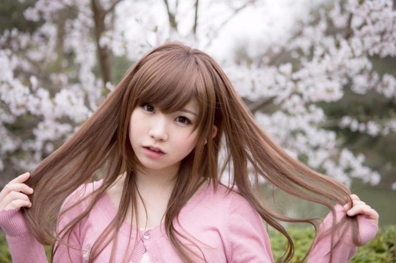 えなこ双手拉起发梢