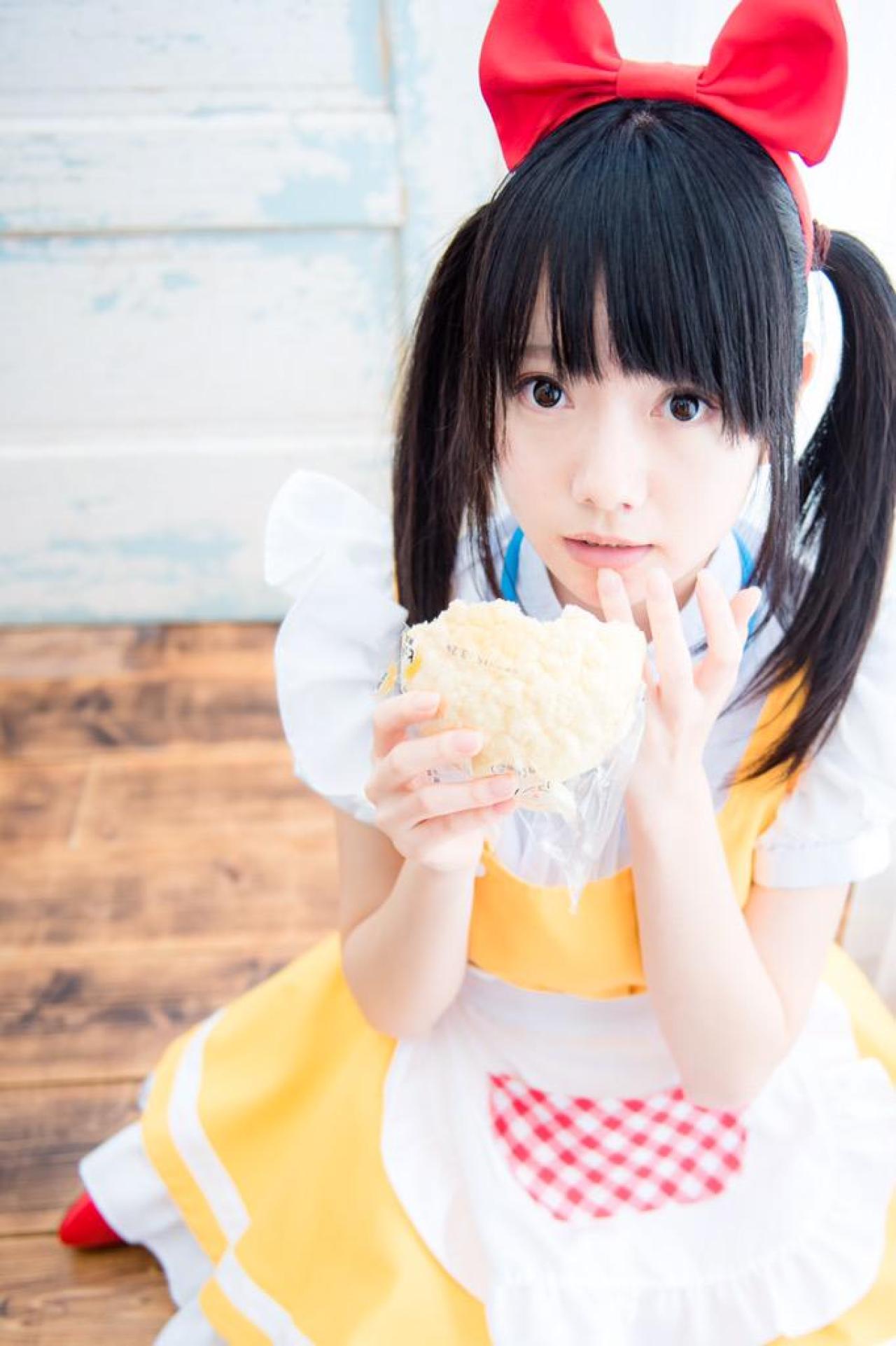 あっきん跪坐在地上，拿着面包 