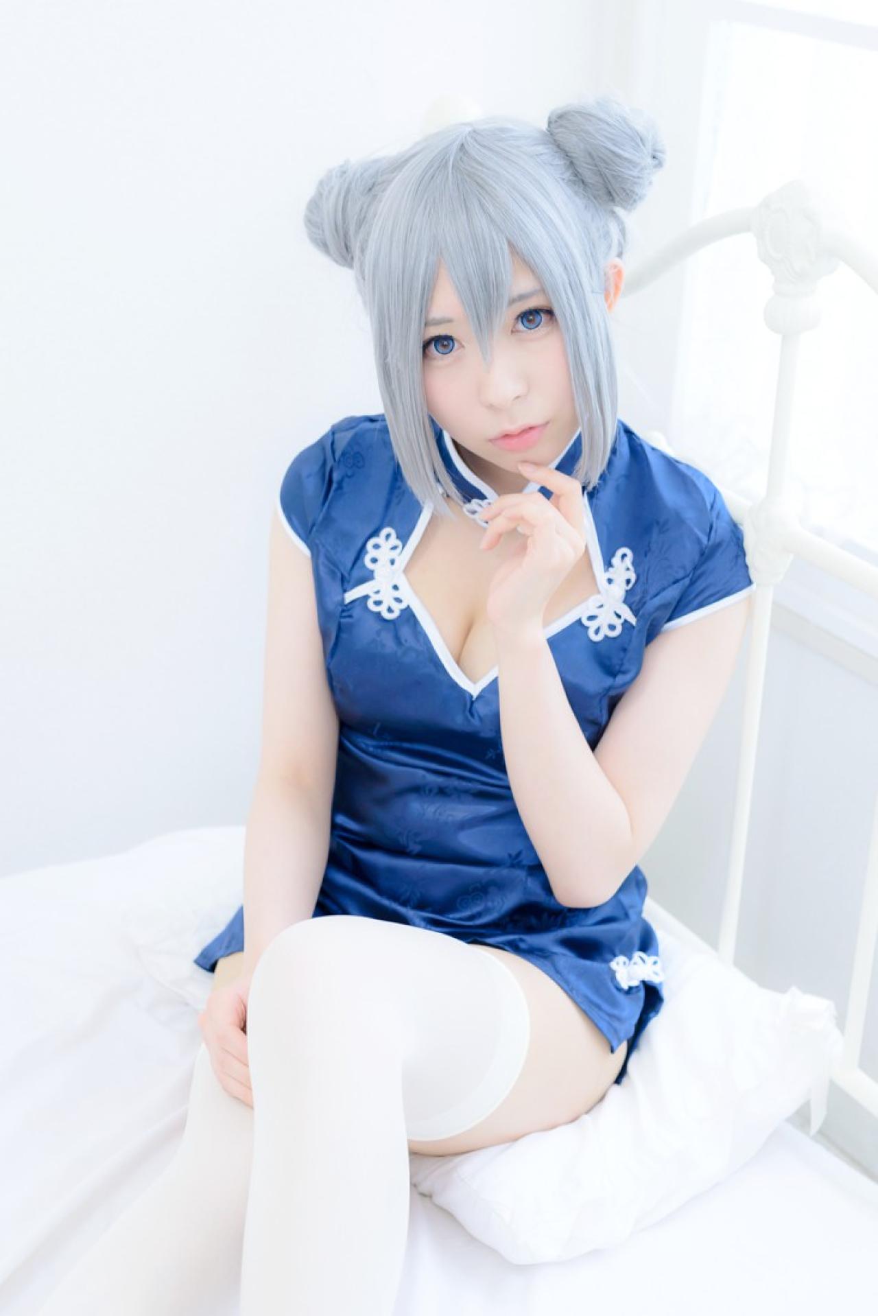 まゆふぁむ坐在枕头上，食指轻扶下巴