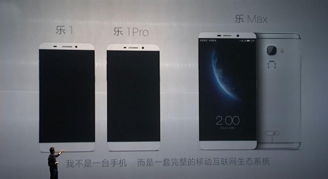 乐视超级手机发布会上，贾跃亭总裁正在展示乐1、乐1PRO和乐Max全家福