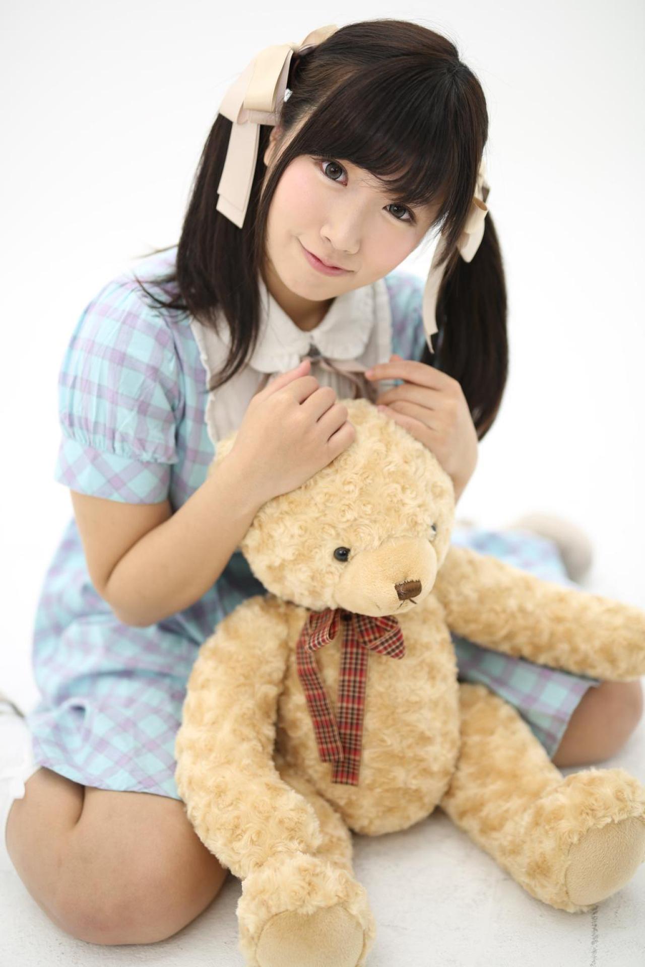 ゆとり双手扶着小熊的耳朵 跪姿