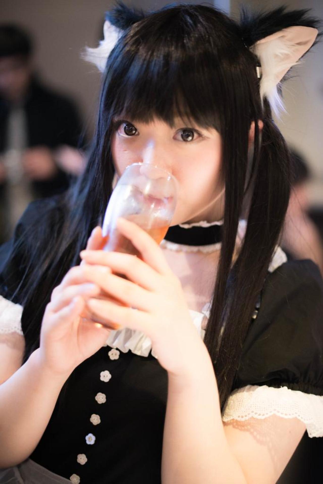 やんころ双手捧着玻璃杯