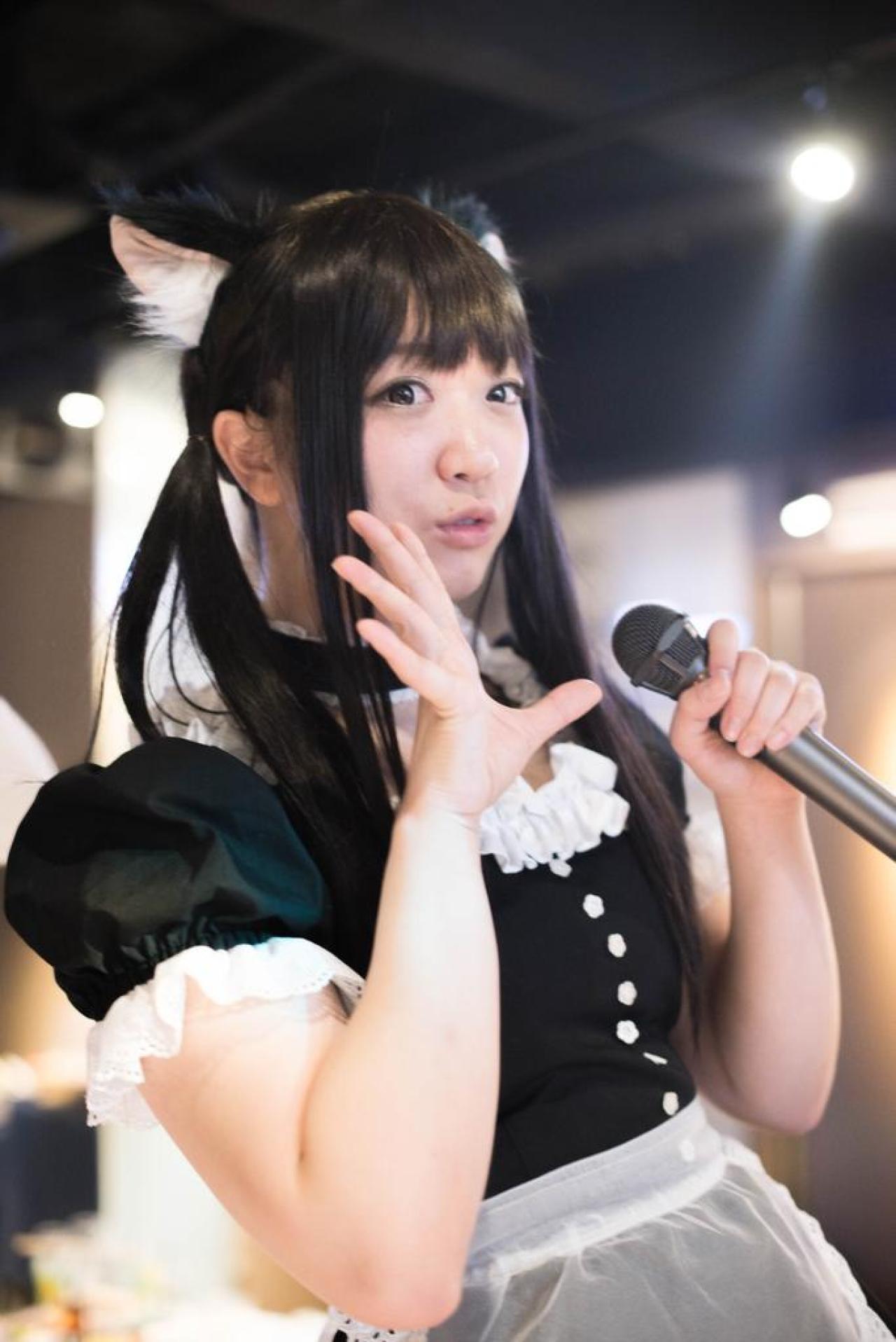 やんころ左手握着话筒，右手五指张开