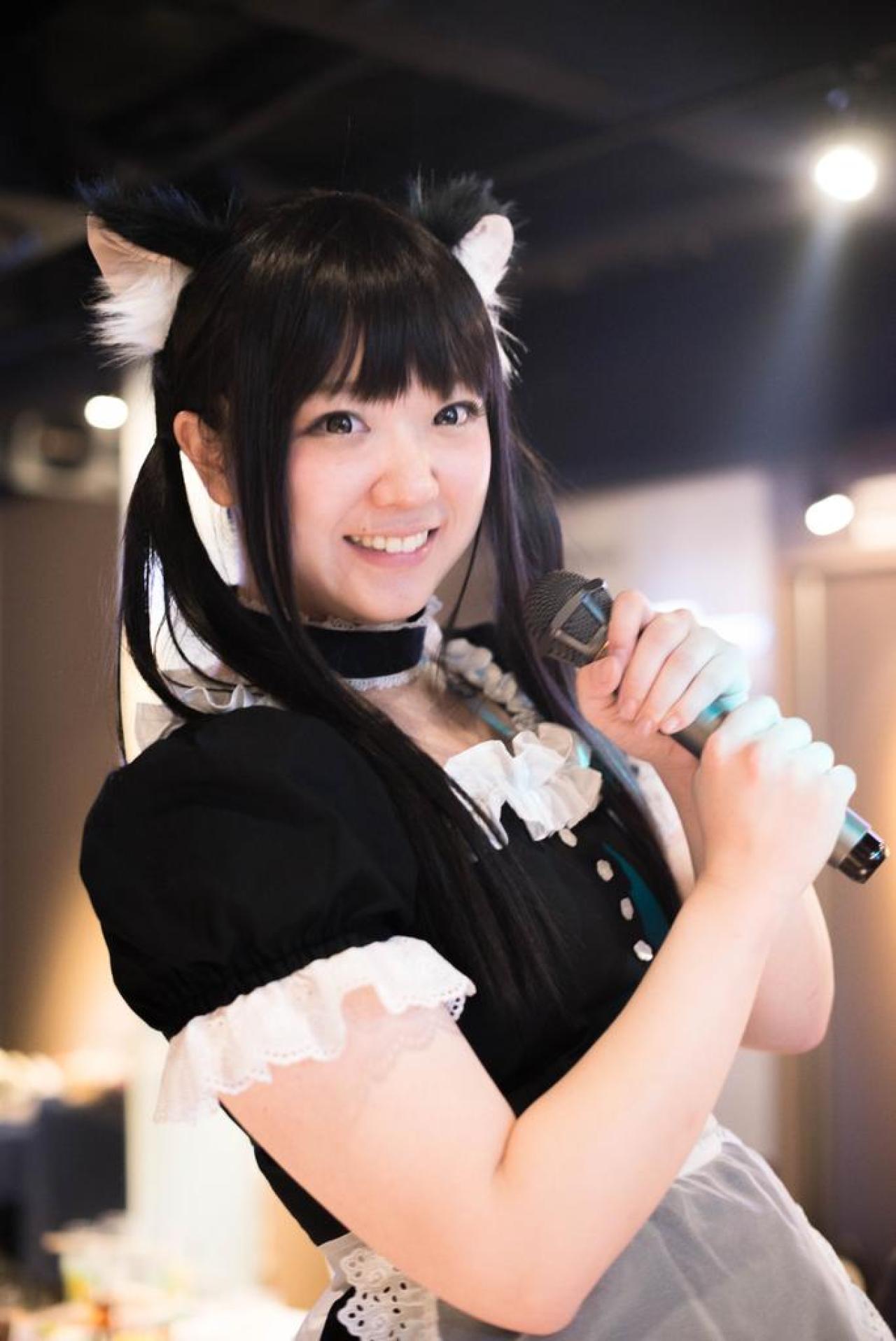 やんころ双手握着话筒微笑的模样