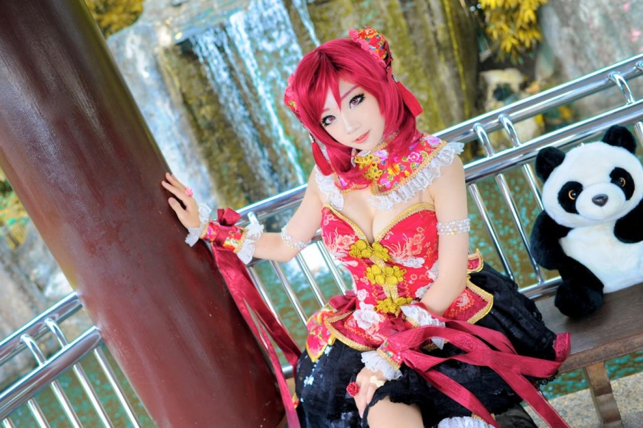 miyuko扮西木野真姬坐在长亭里