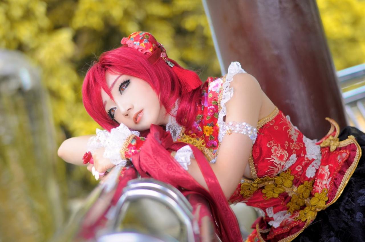 miyuko扮西木野真姬扒在湖心亭的栏杆上