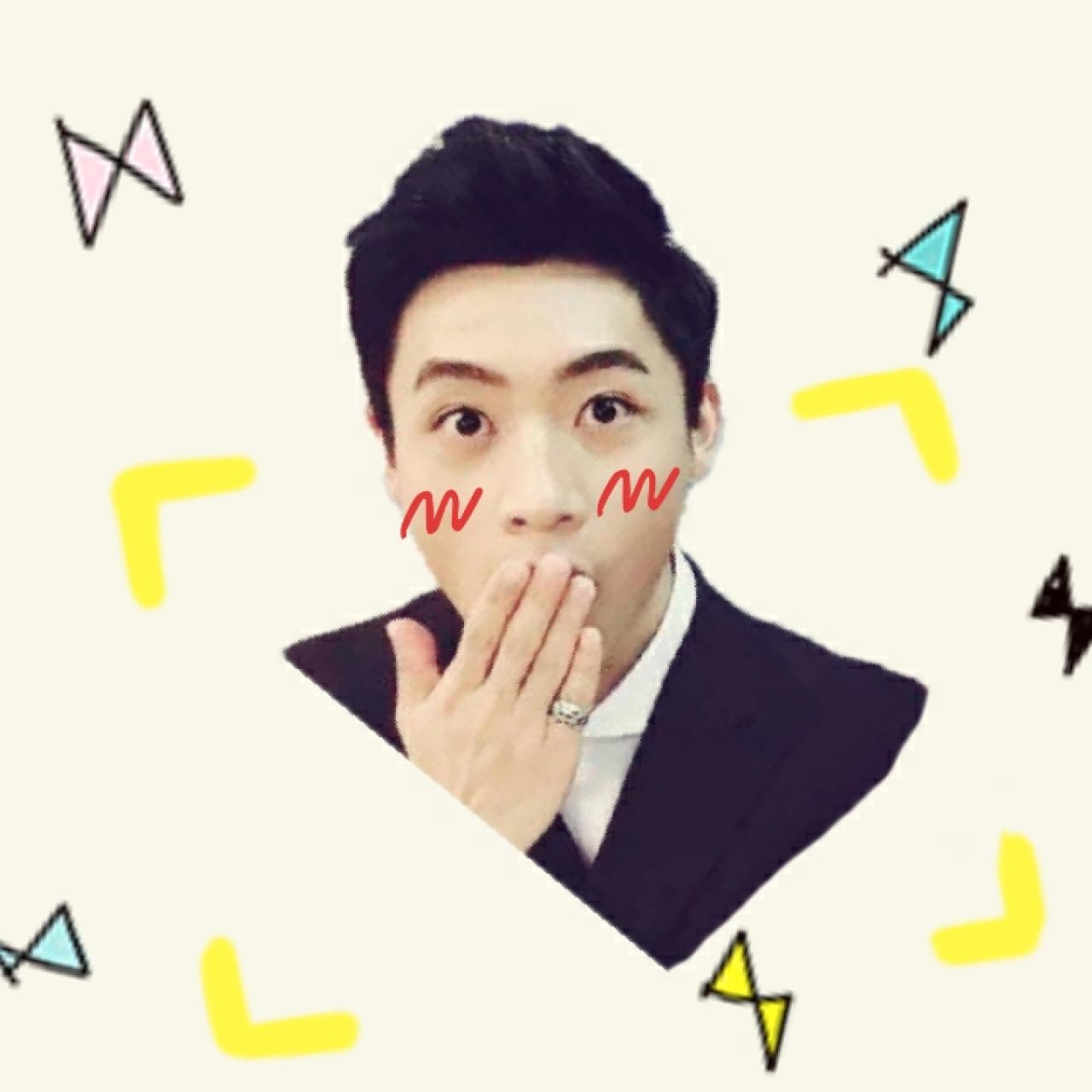 作飞吻的魏晨头像