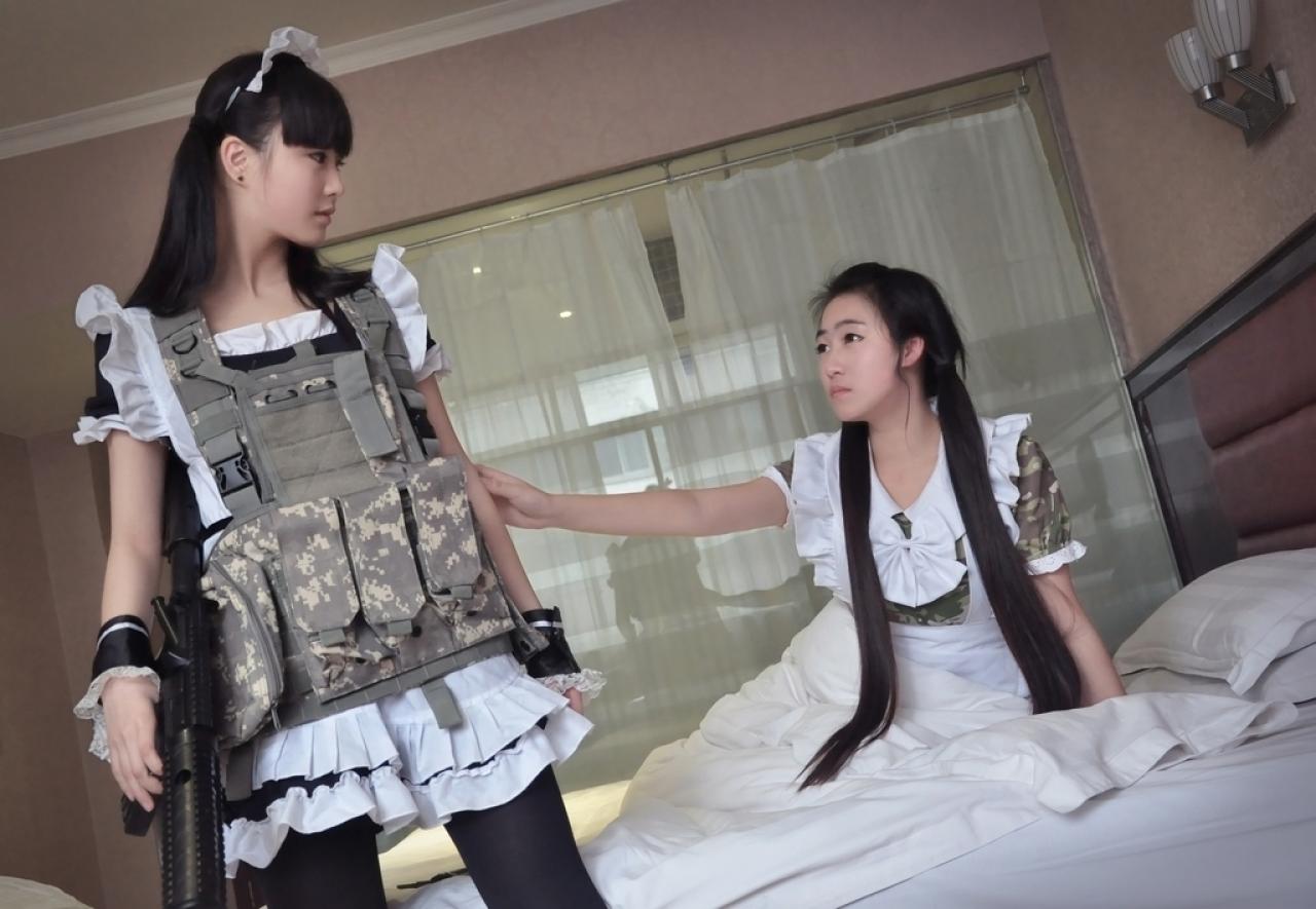 漠拿着“步枪”准备出发，被夏绾拉住胳膊