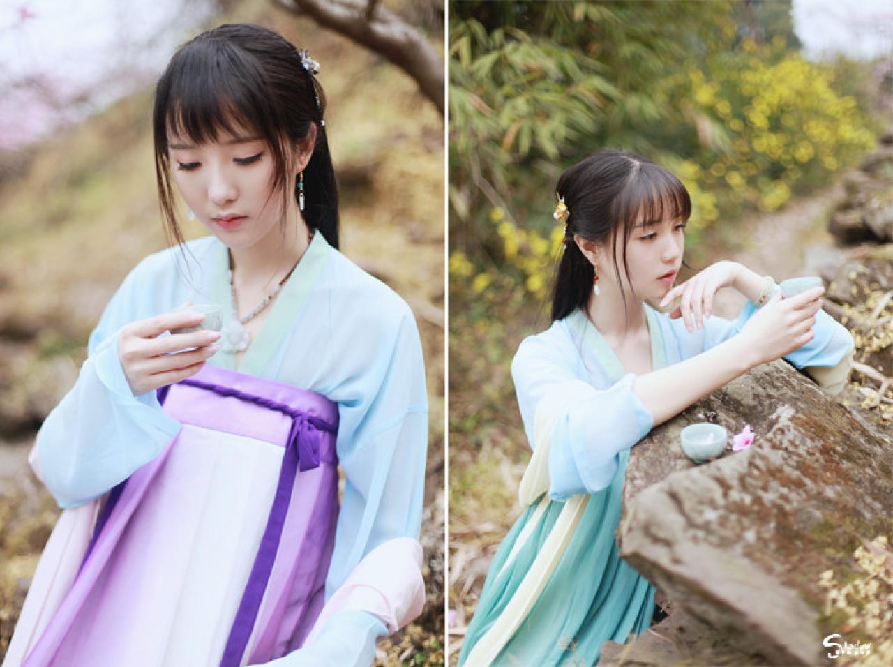 加加代和七七各自看着手中盛着桃花的杯子