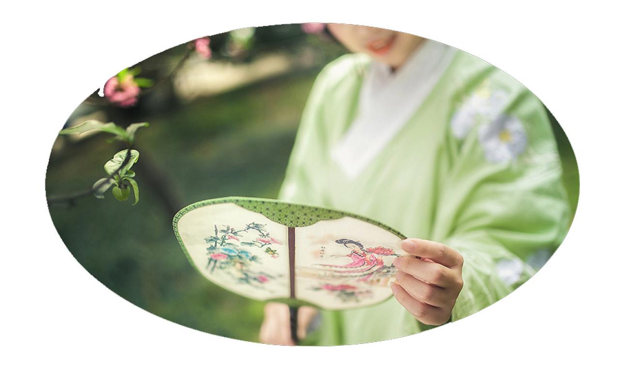 梅花下，修老虎端详着仕女扇