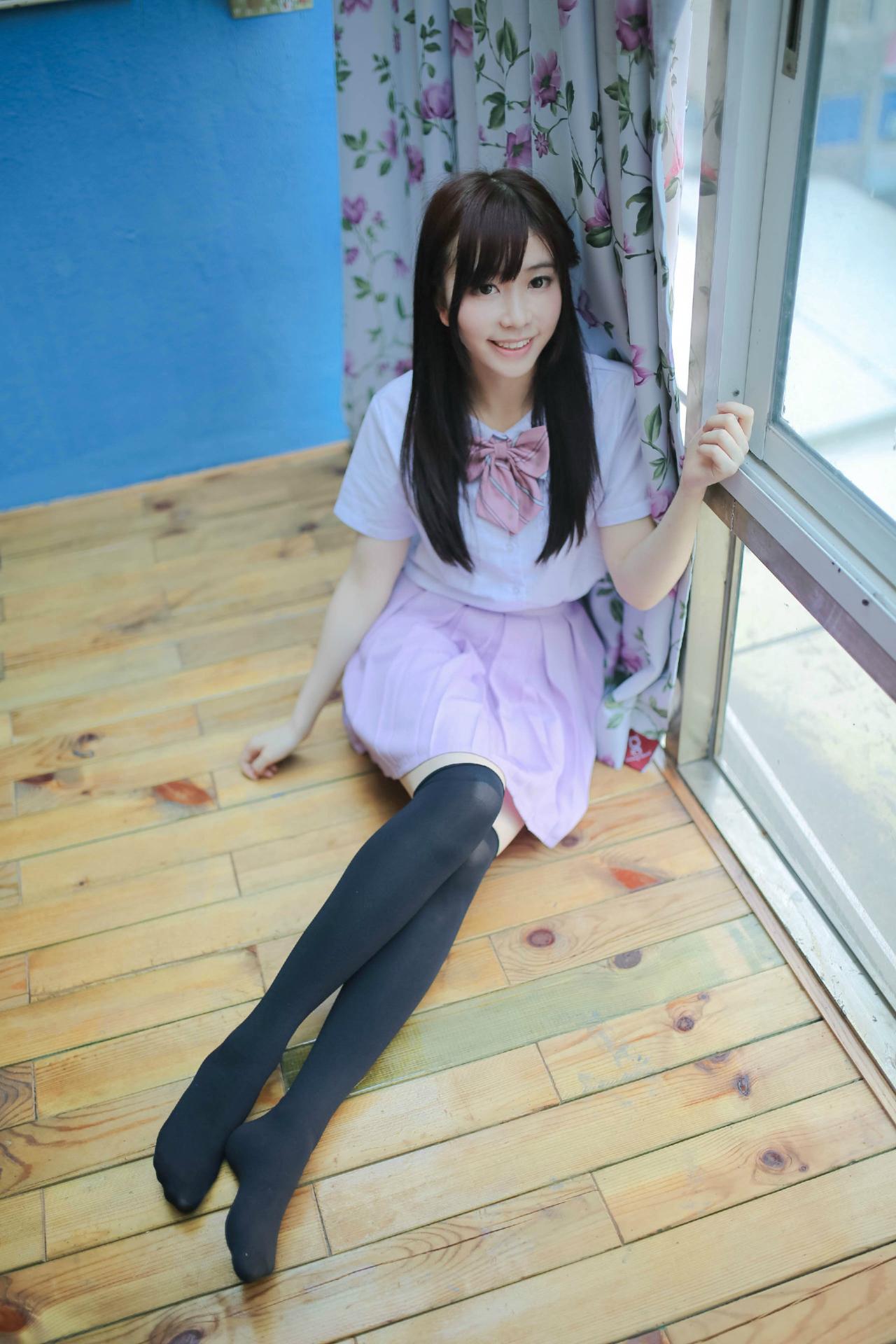 早喵王筱月坐在窗旁，左手搭在窗台，右手搭在地板上