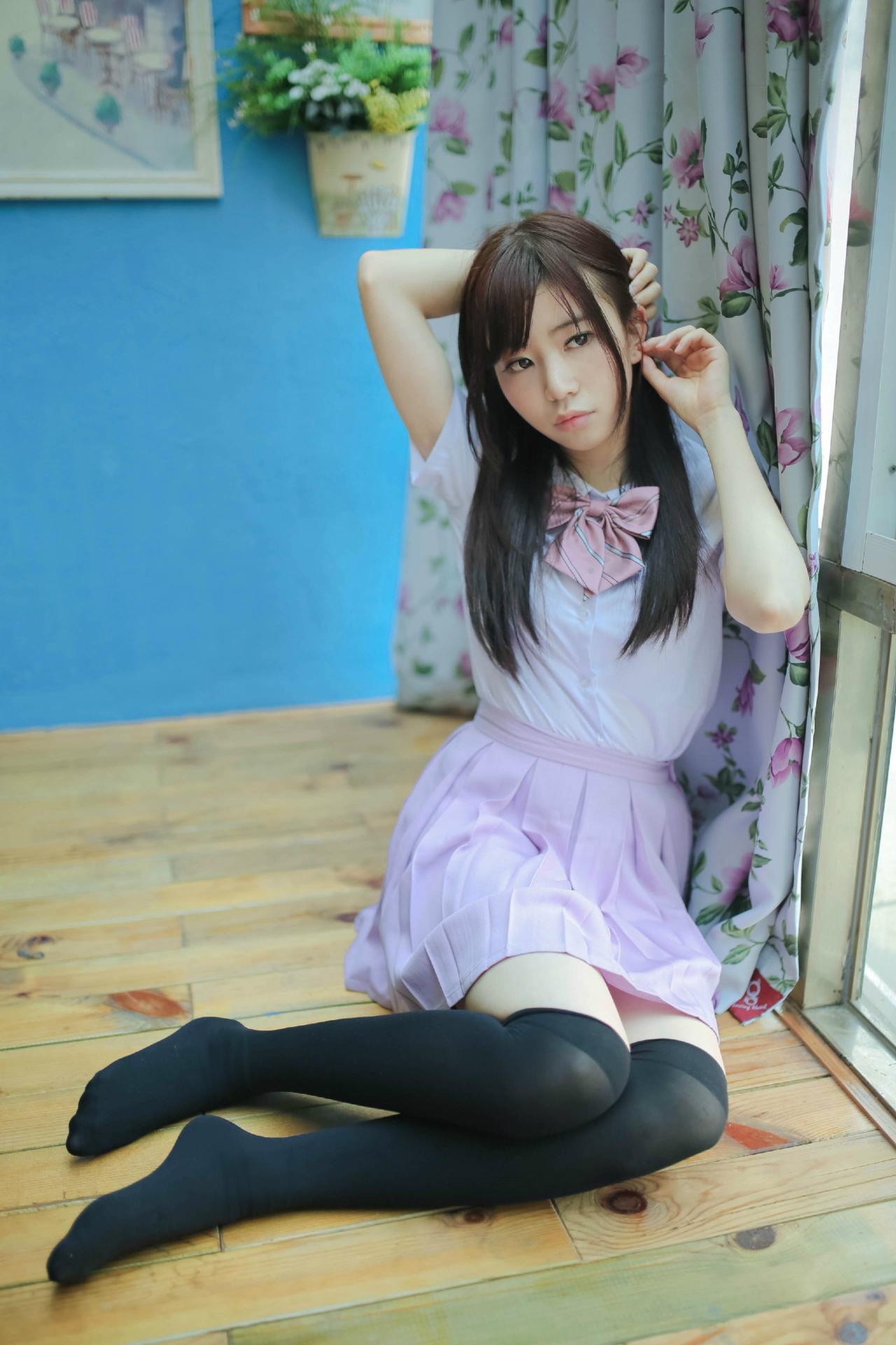 早喵王筱月坐在窗帘旁，双手将头发捋到耳后