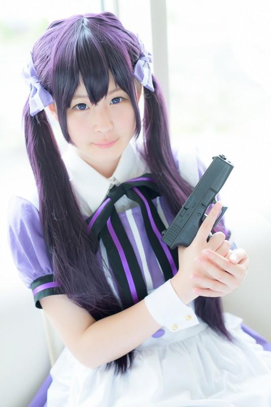 南ふうたそ扮天天座理世右手握枪，左手托着右手