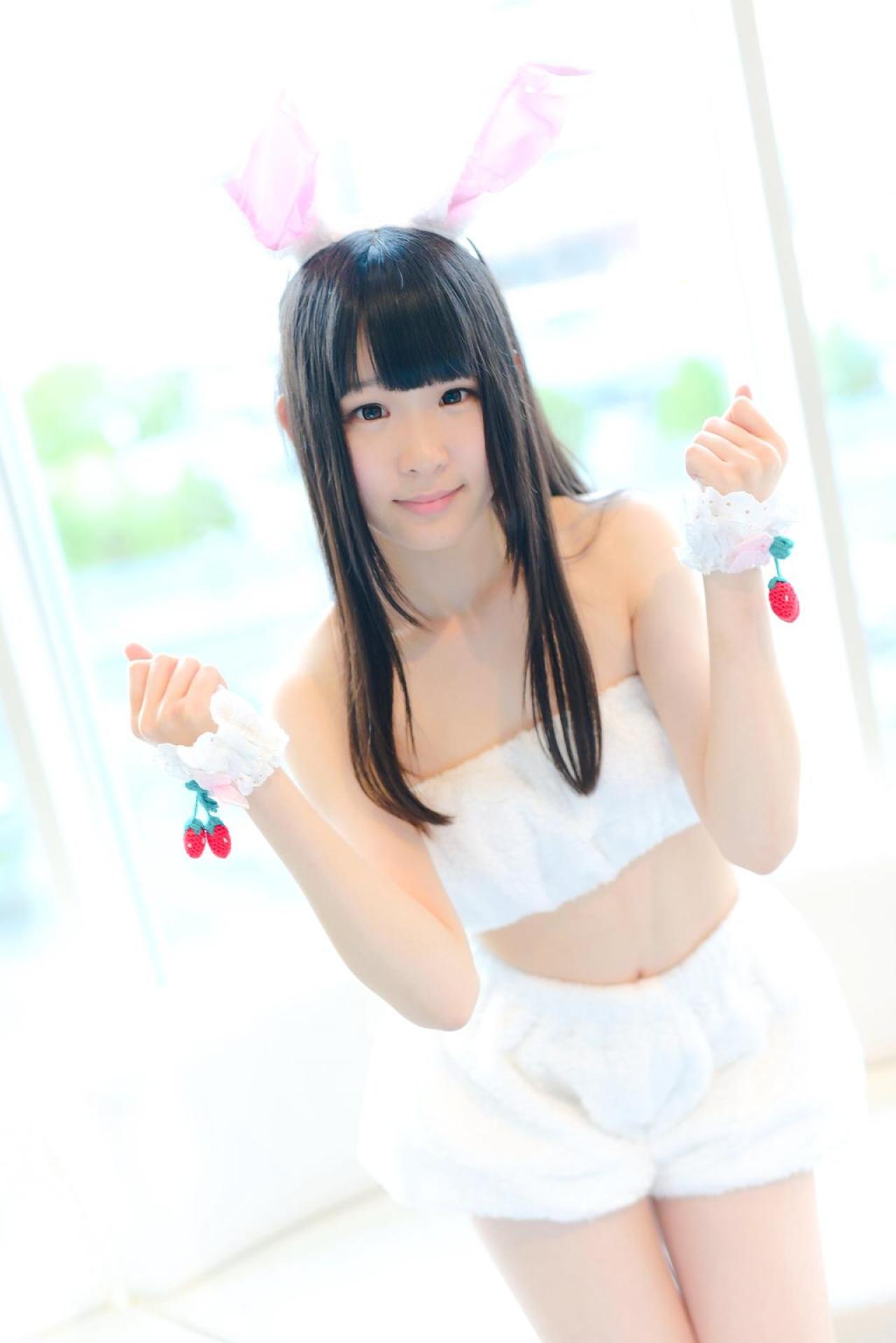 小鳥ひなこ扮兔娘前倾身子，半弯双臂站在窗前