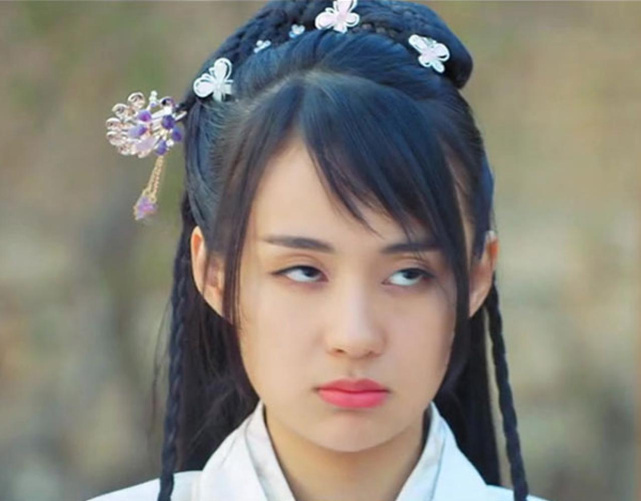 郑合惠子扮白洁左翻白眼表情