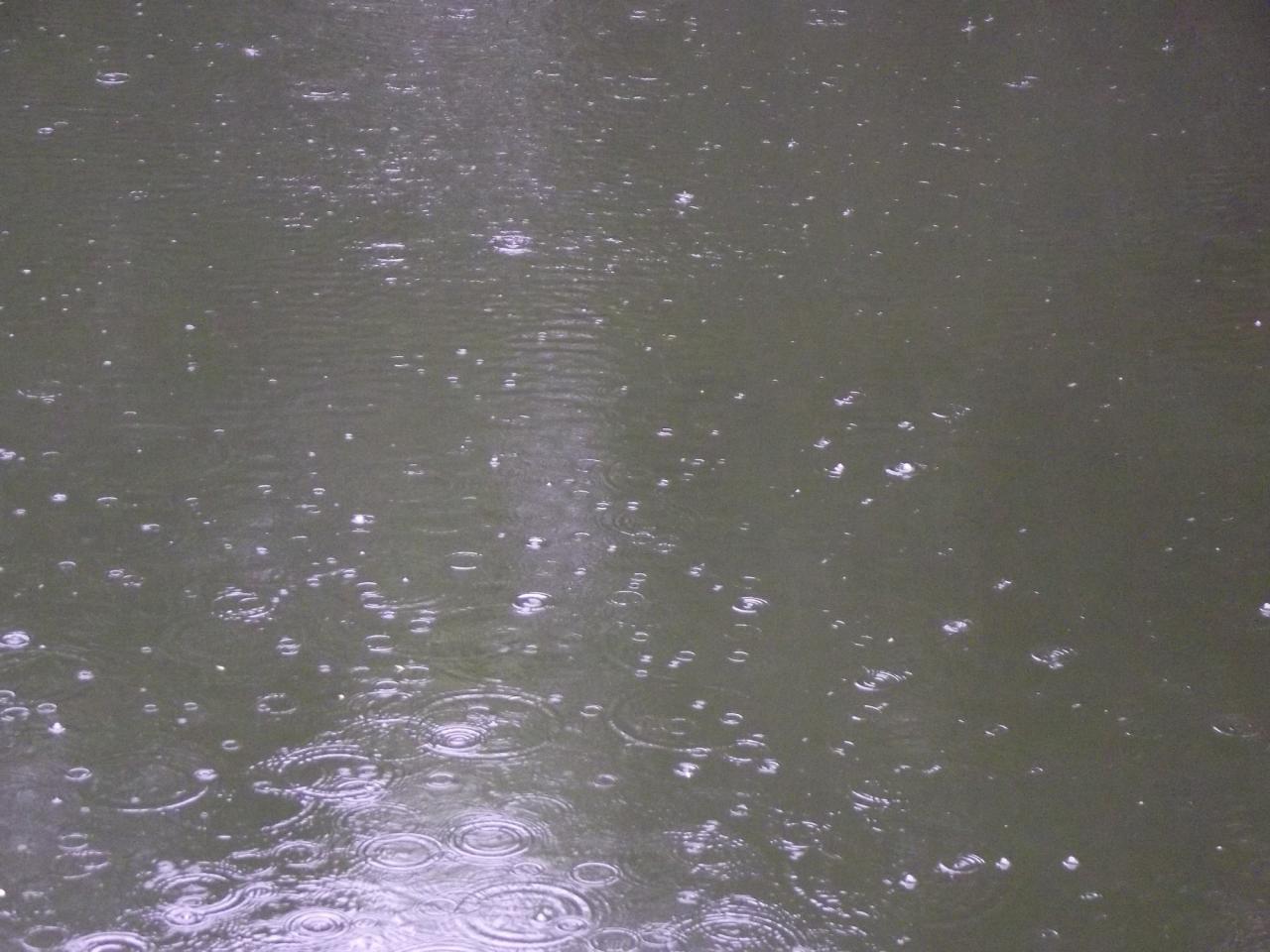 雨滴落入水中泛起涟漪波纹的素材