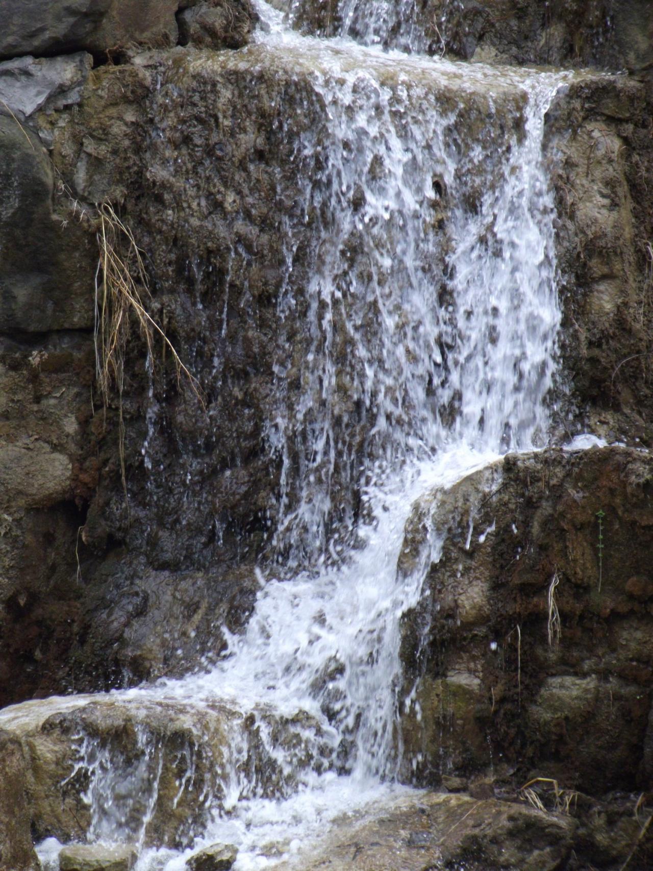 泉水拍打在岩石上如同瀑布一样的白色水花