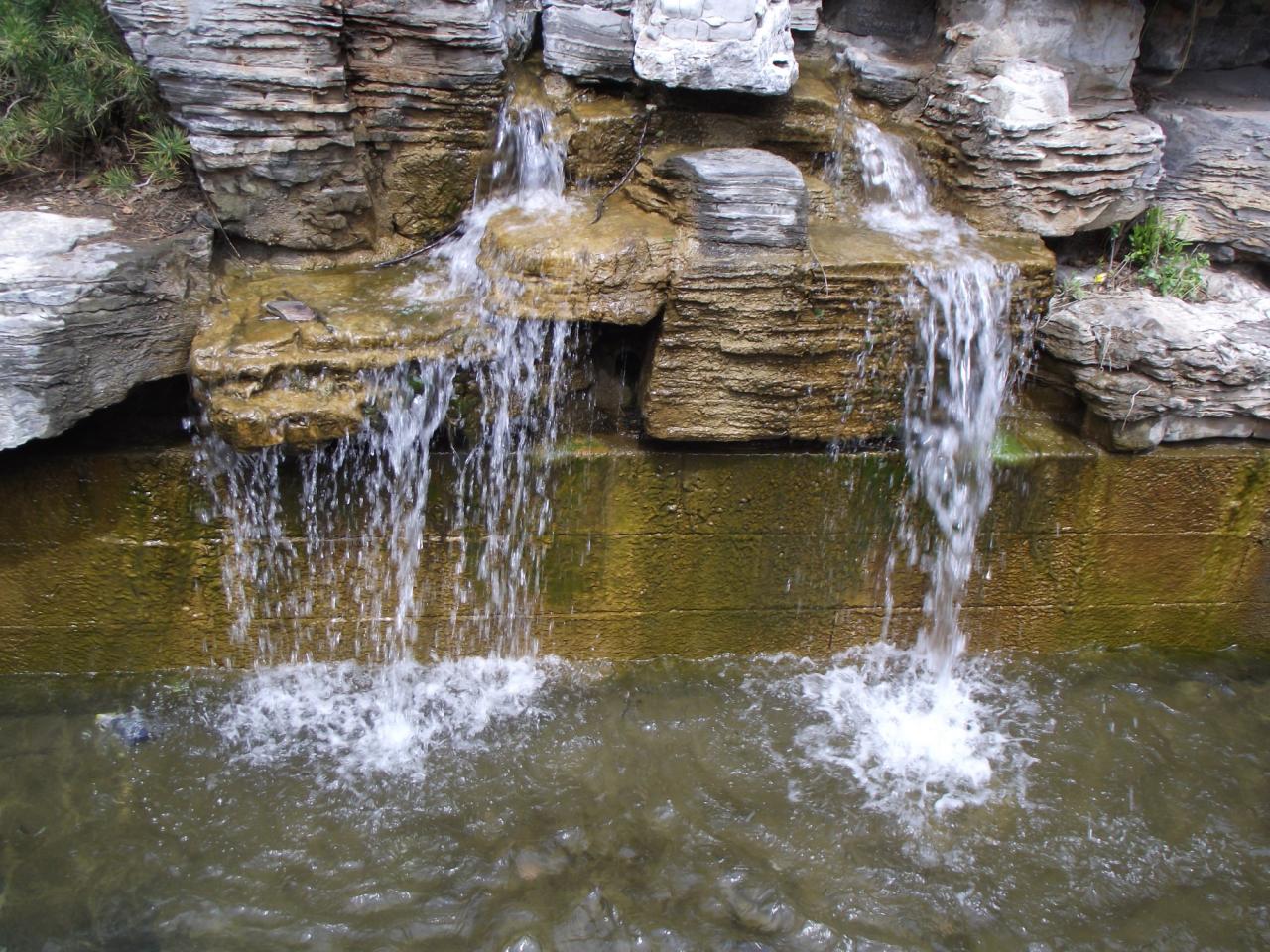 两股从岩石缝隙流淌到水渠的泉水