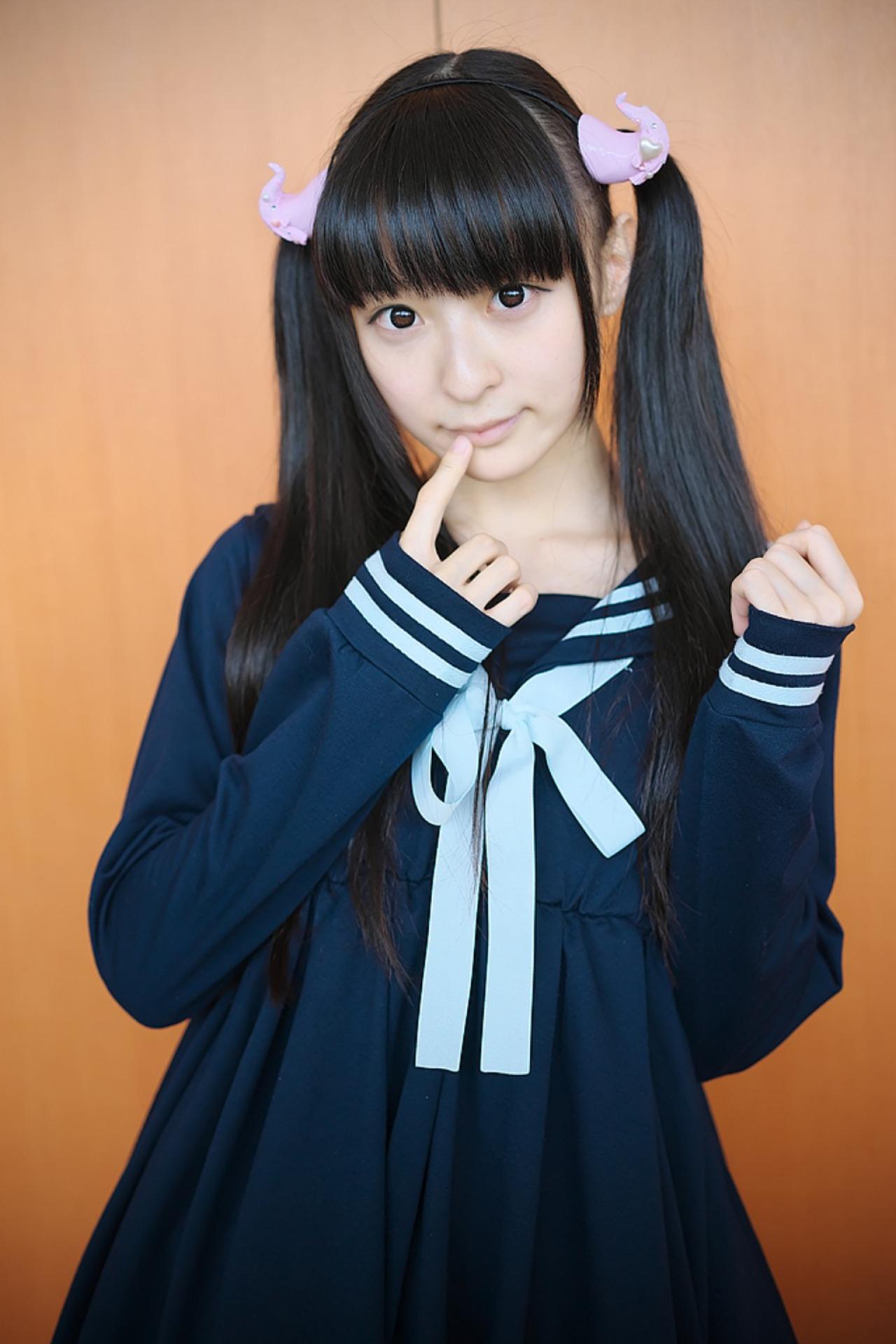 猫守ざーにゃ左手轻握袖口，右手食指抵在唇前 站姿