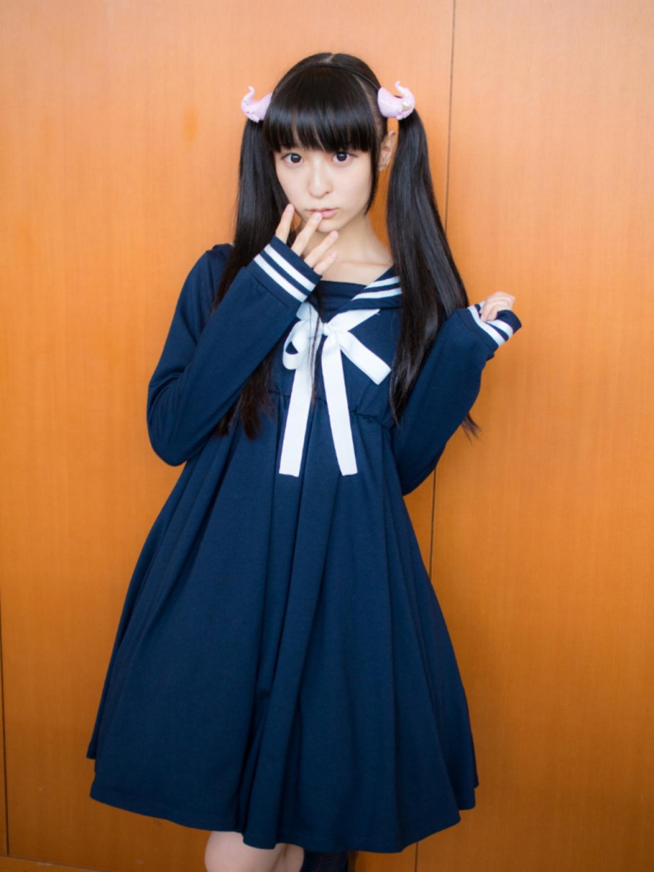 猫守ざーにゃ左手轻捏袖口，右手埋进袖口，露出五指放在唇前 站姿