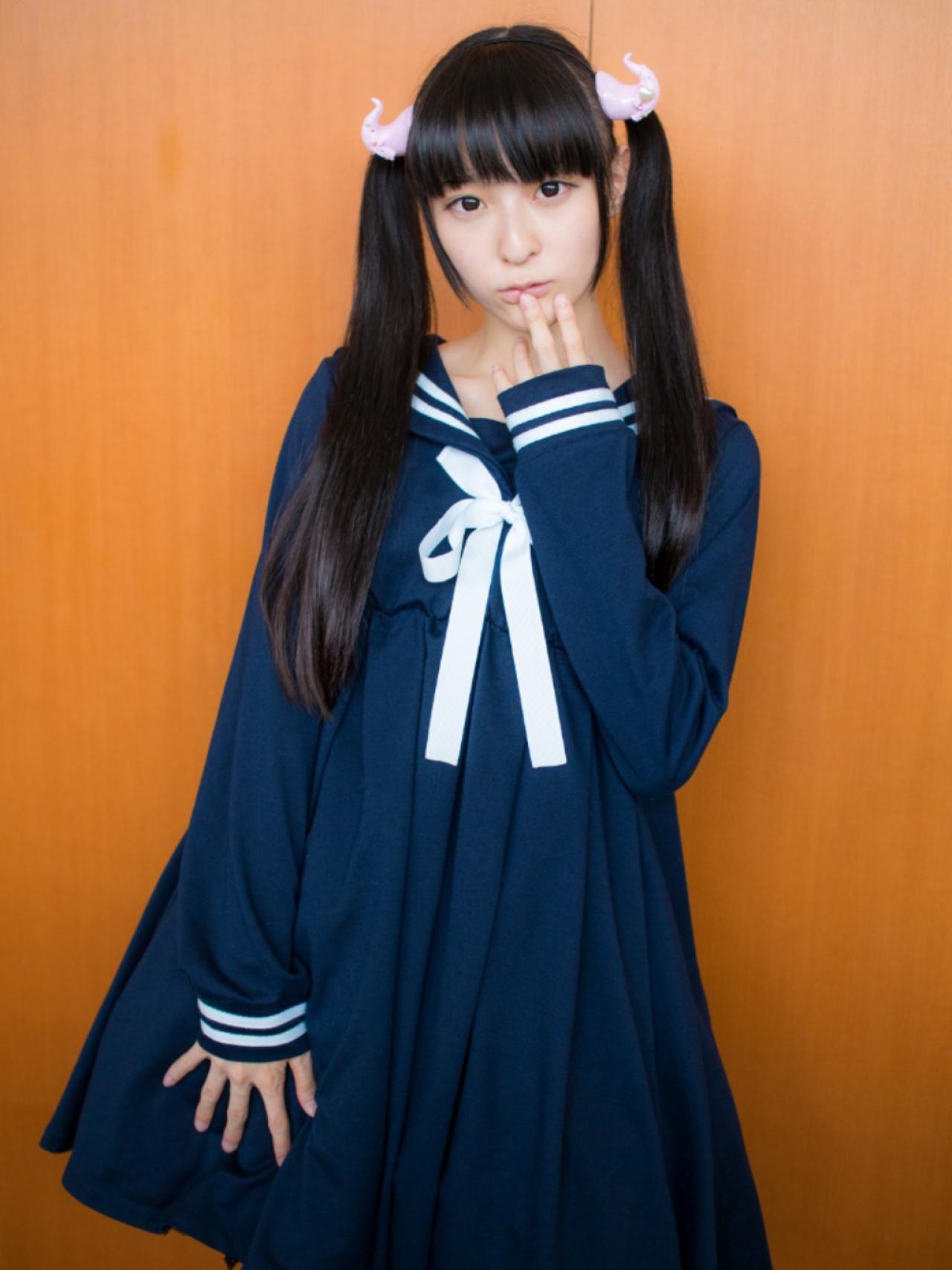 猫守ざーにゃ左手五指张开放在唇前，右手搭在裙摆上的站姿