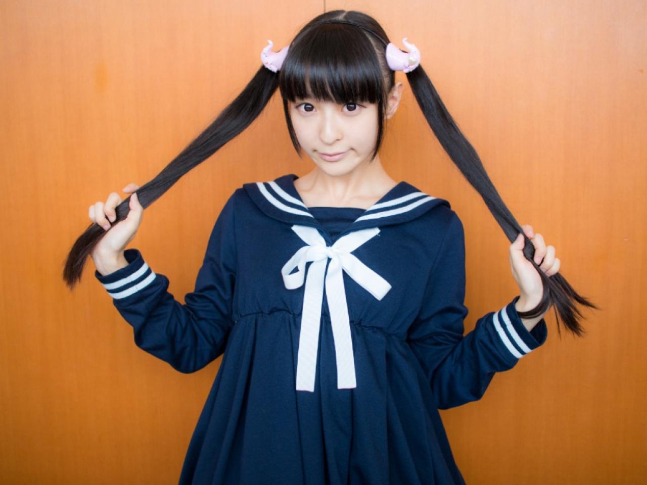 猫守ざーにゃ双手拉着双马尾，微笑站姿，上半身横幅正面