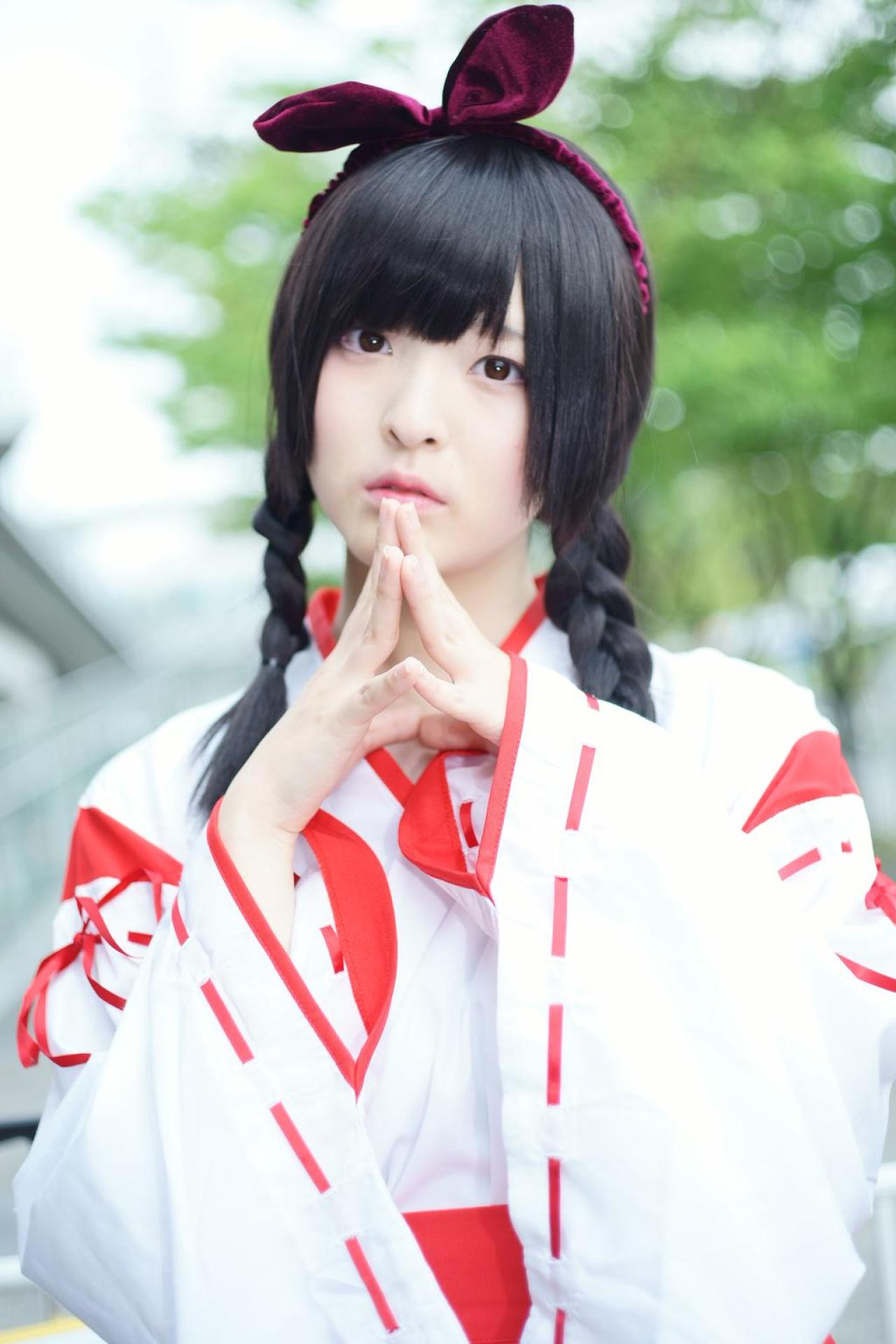 肉球あやと双手五指相抵，放在嘴唇下方，歪着头，微张嘴唇，凝神站姿