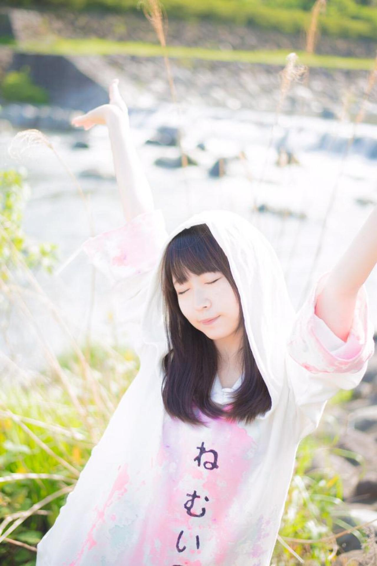 めだまやき抬起双臂闭着眼睛 站姿