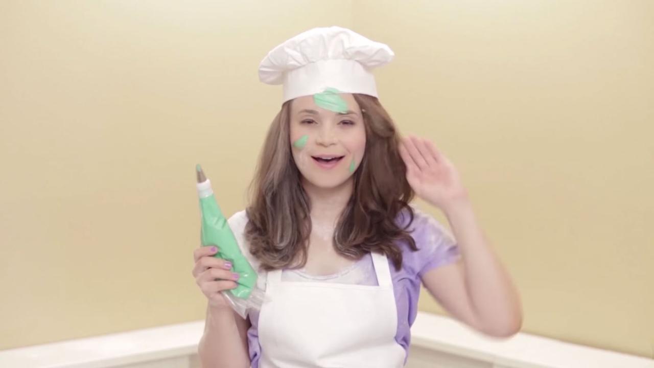 擦脸却将奶油抹到额头的Ro