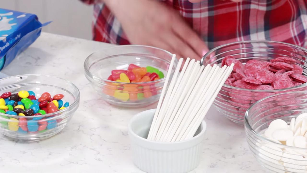 大白奥利奥棒棒糖制作所需材料：奥利奥、巧克力、软糖和粉色及白色易融糖