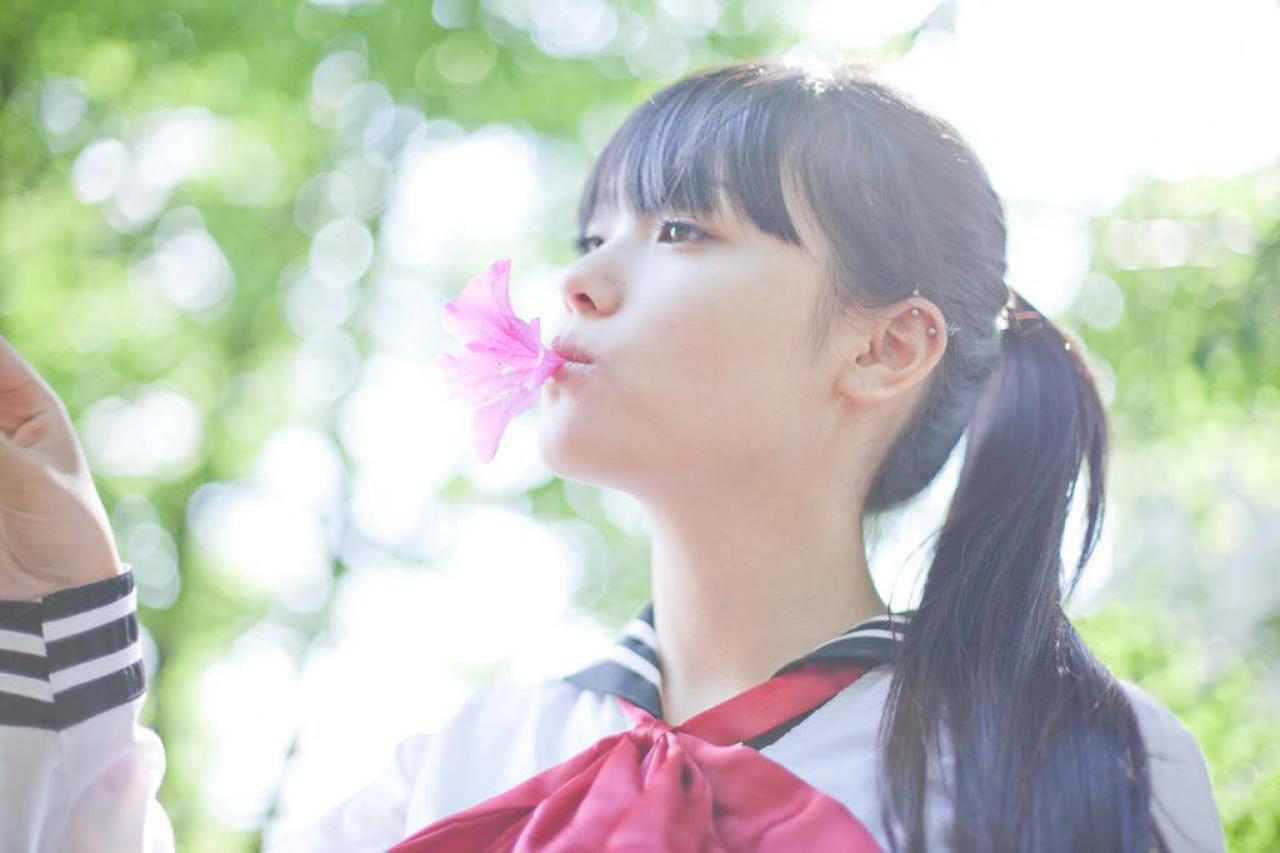 イチジョウリヲ轻轻叼着杜鹃花瓣的侧脸