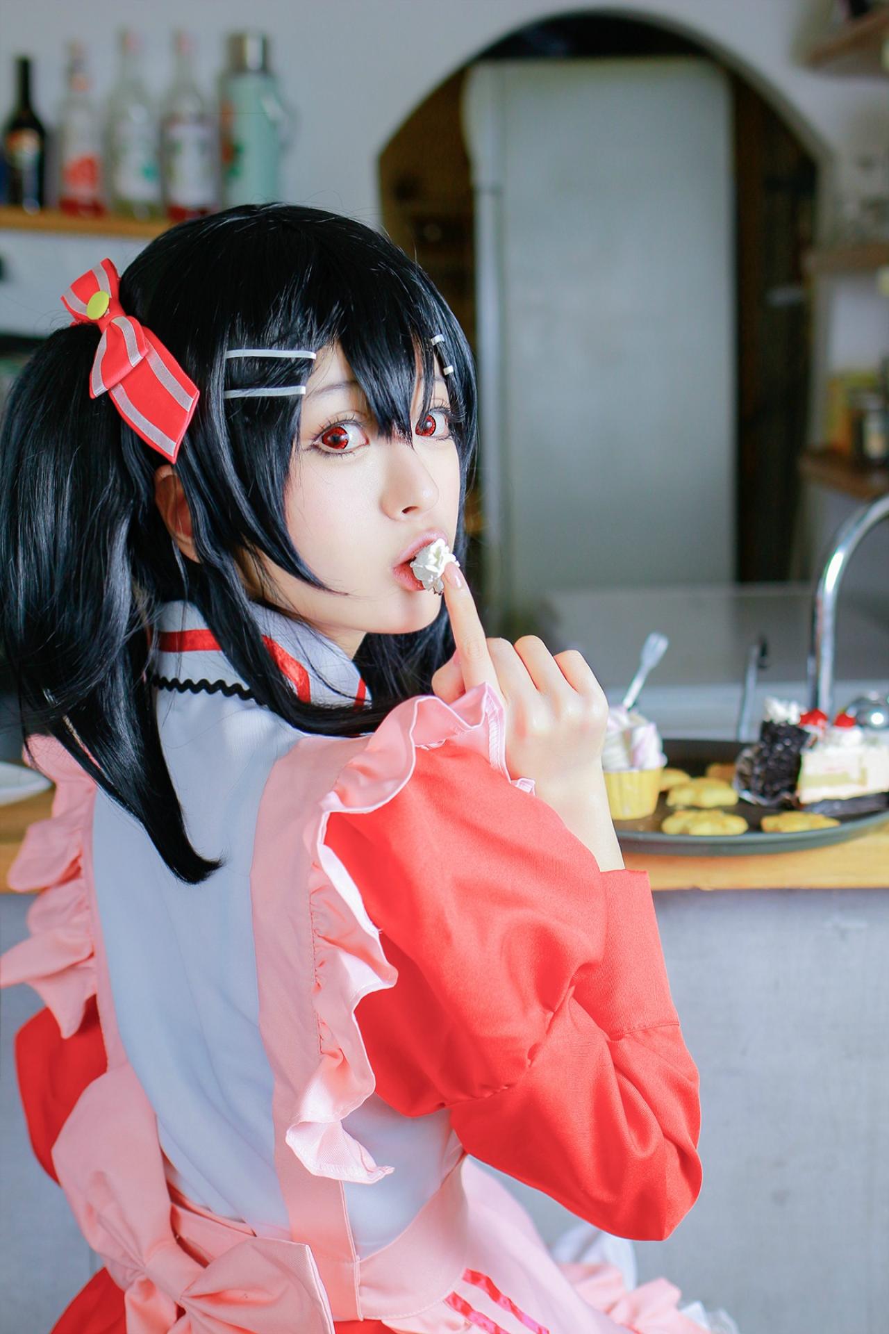 溢灯灯扮矢泽妮可右手粘起奶油正放进嘴里的回眸