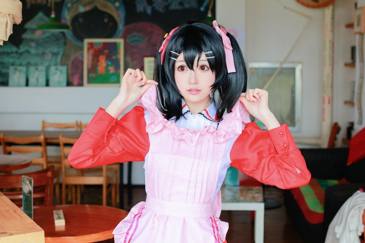 溢灯灯扮矢泽妮可双手拉起围裙的肩带