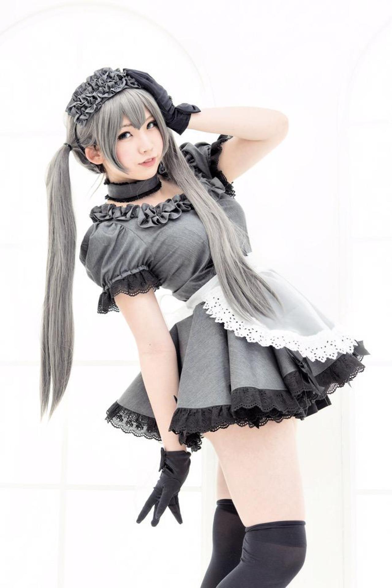 えなこEnako左手轻扶额头侧面站姿